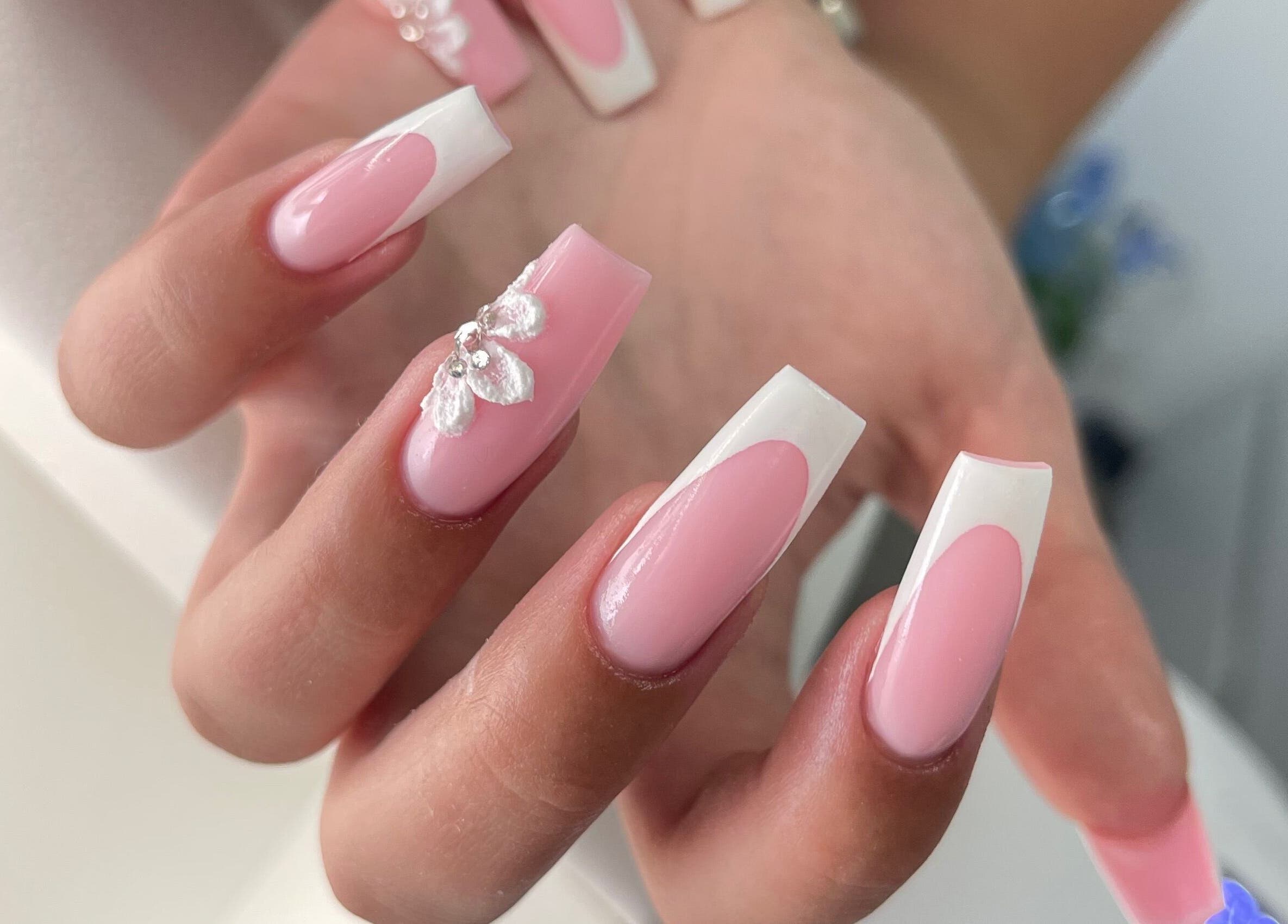 Элегантный маникюр с розово-белым дизайном в Manicura · Pedicura · Extensión de uñas, El Gran Alacant, Comunidad Valenciana, ES.