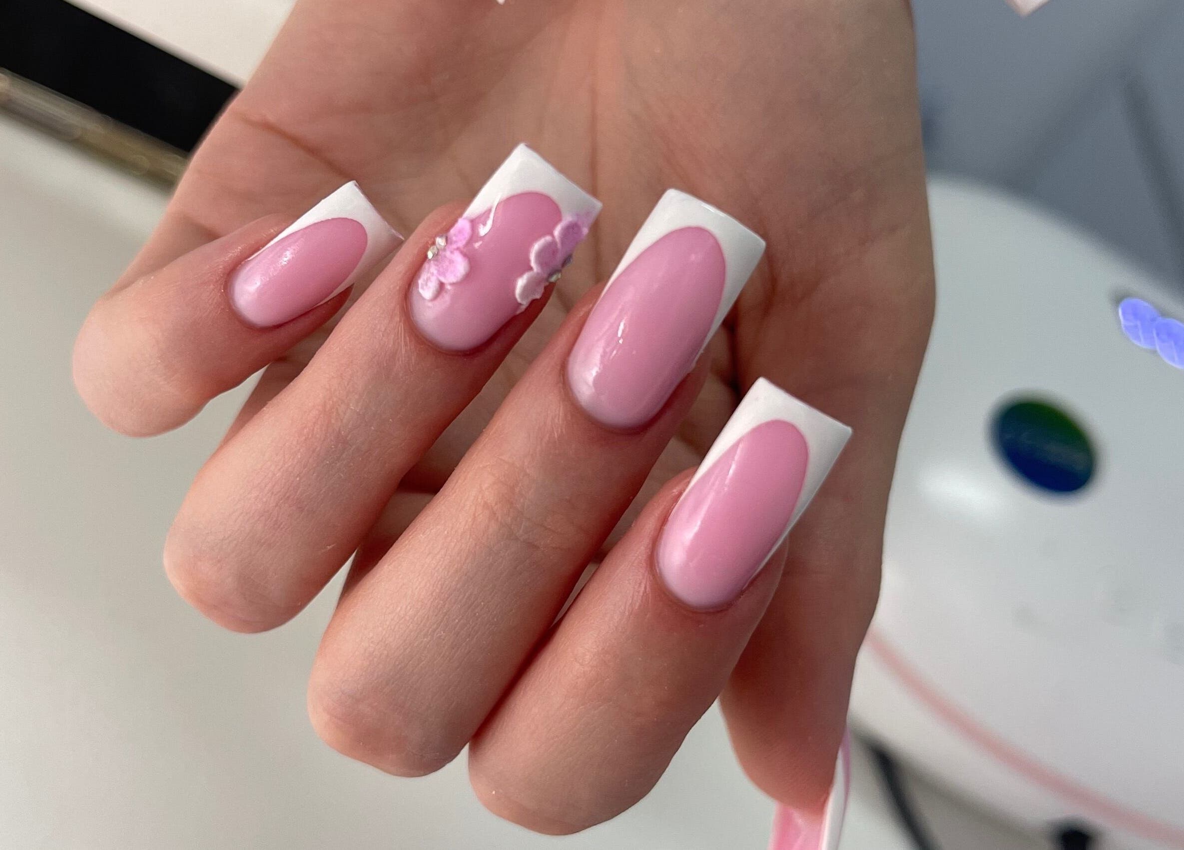 Розовый маникюр с французским дизайном в Manicura · Pedicura · Extensión de uñas, El Gran Alacant, Comunidad Valenciana, ES.