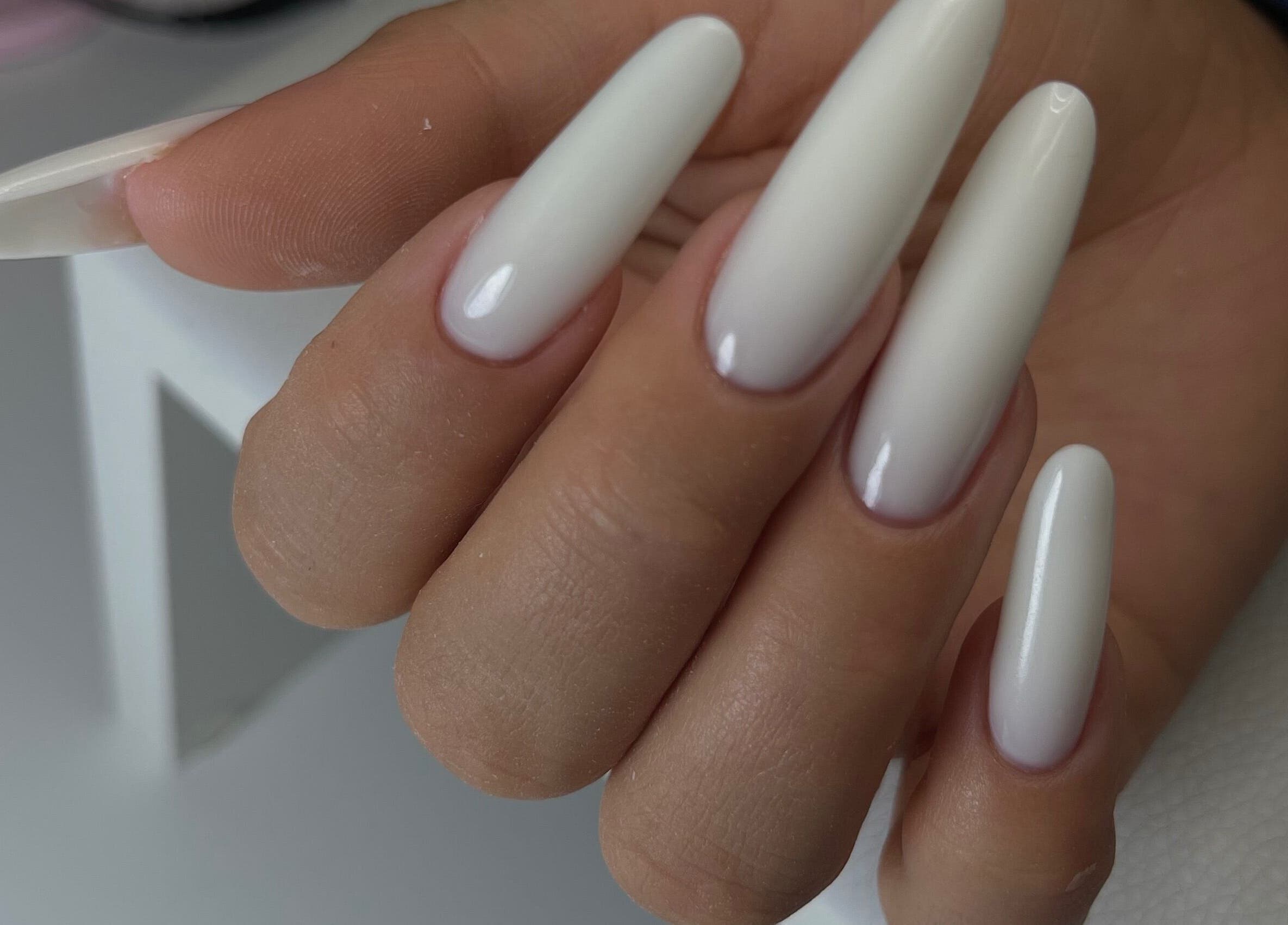 Элегантный дизайн ногтей в салоне Manicura · Pedicura · Extensión de uñas, El Gran Alacant, Comunidad Valenciana, ES.