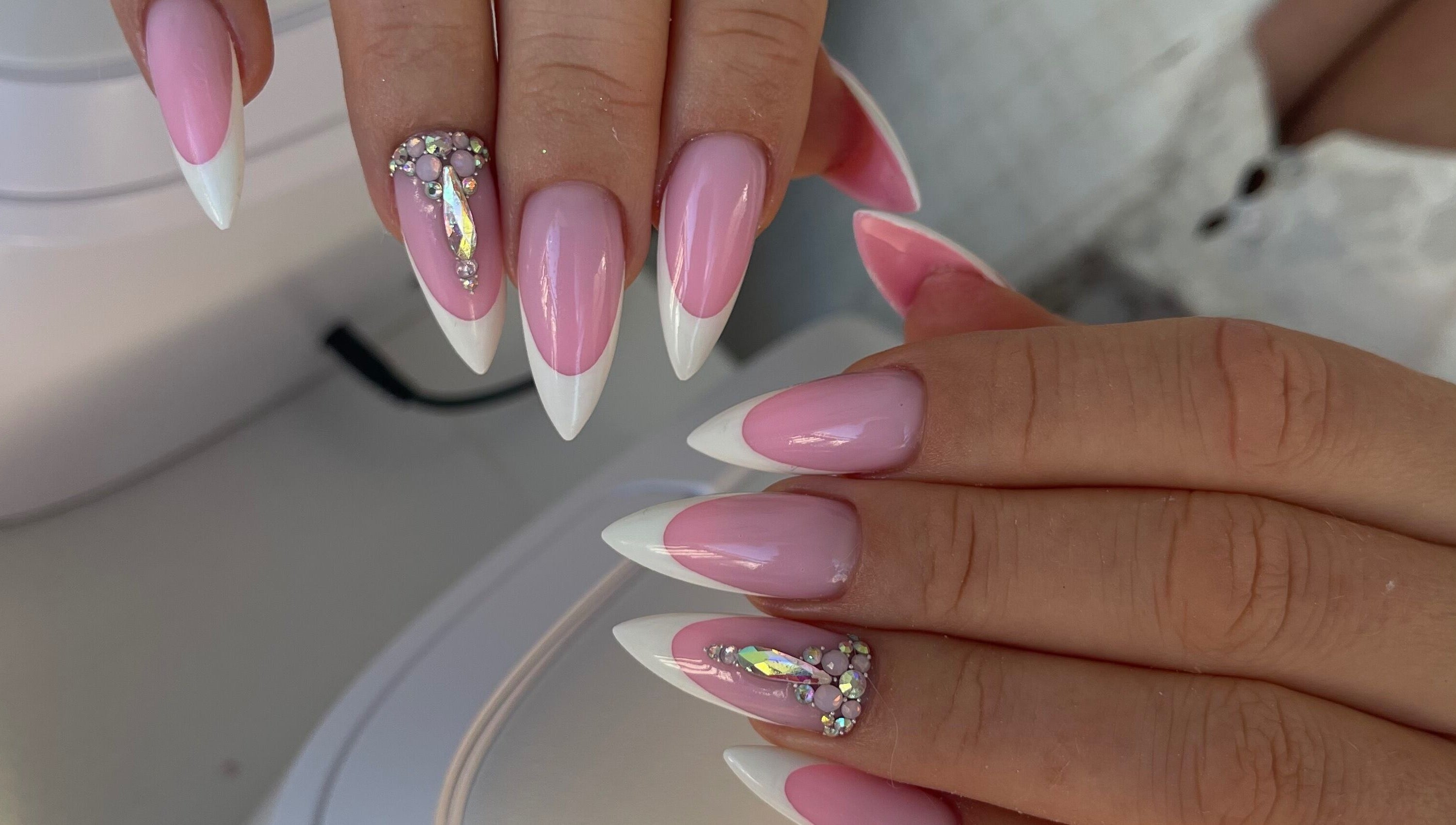 Элегантный розовый маникюр с украшениями в Manicura · Pedicura · Extensión de uñas, El Gran Alacant, Comunidad Valenciana, ES.