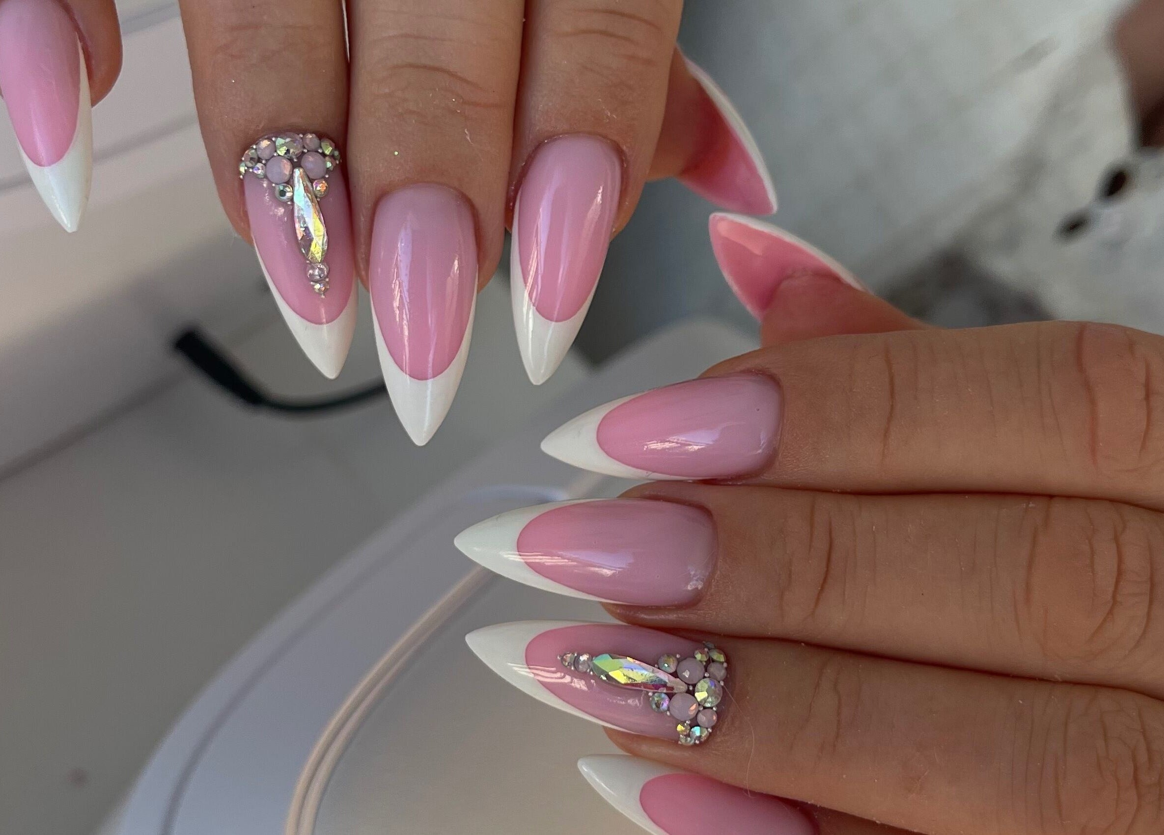 Элегантный розовый маникюр с украшениями в Manicura · Pedicura · Extensión de uñas, El Gran Alacant, Comunidad Valenciana, ES.