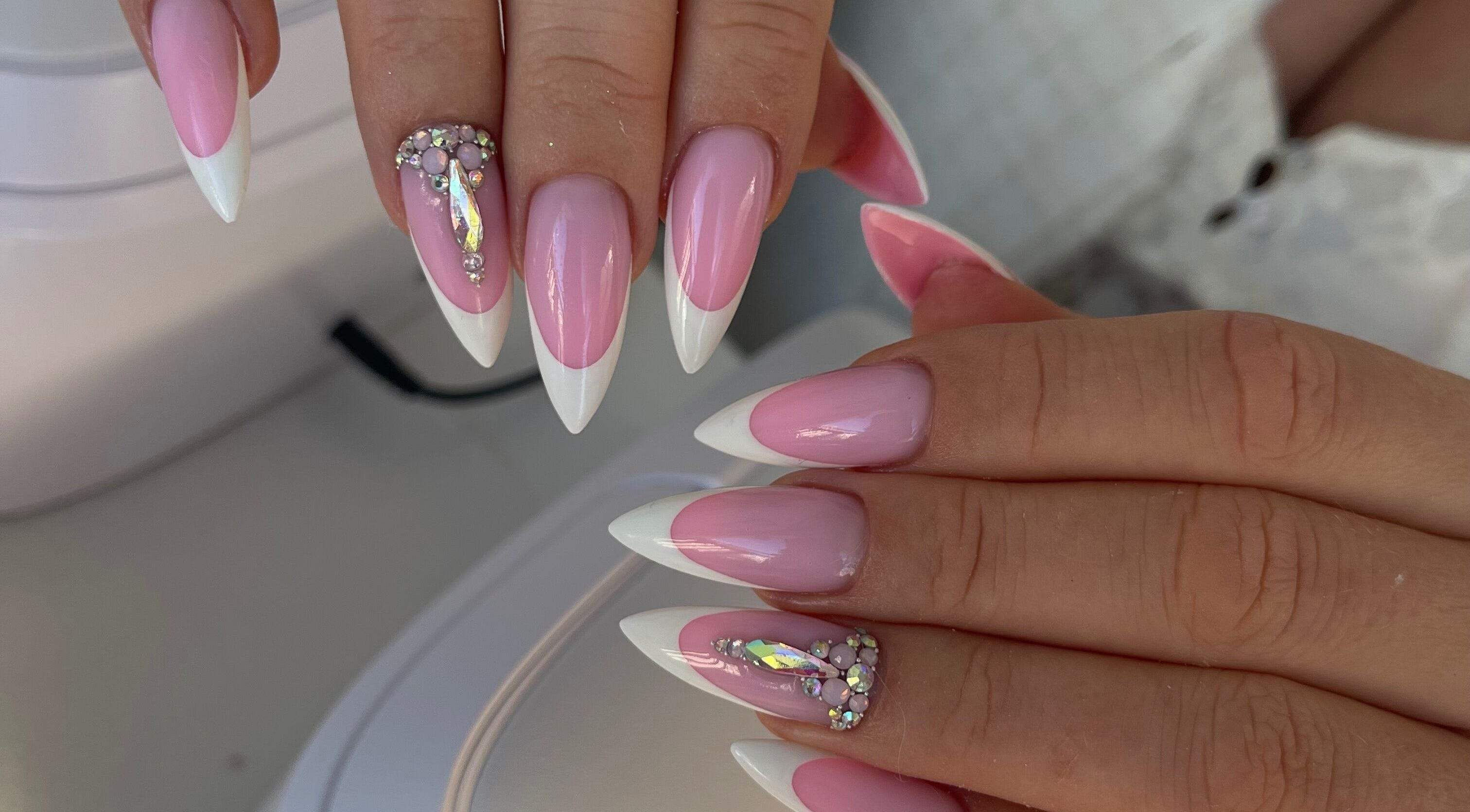 Элегантный розовый маникюр с украшениями в Manicura · Pedicura · Extensión de uñas, El Gran Alacant, Comunidad Valenciana, ES.