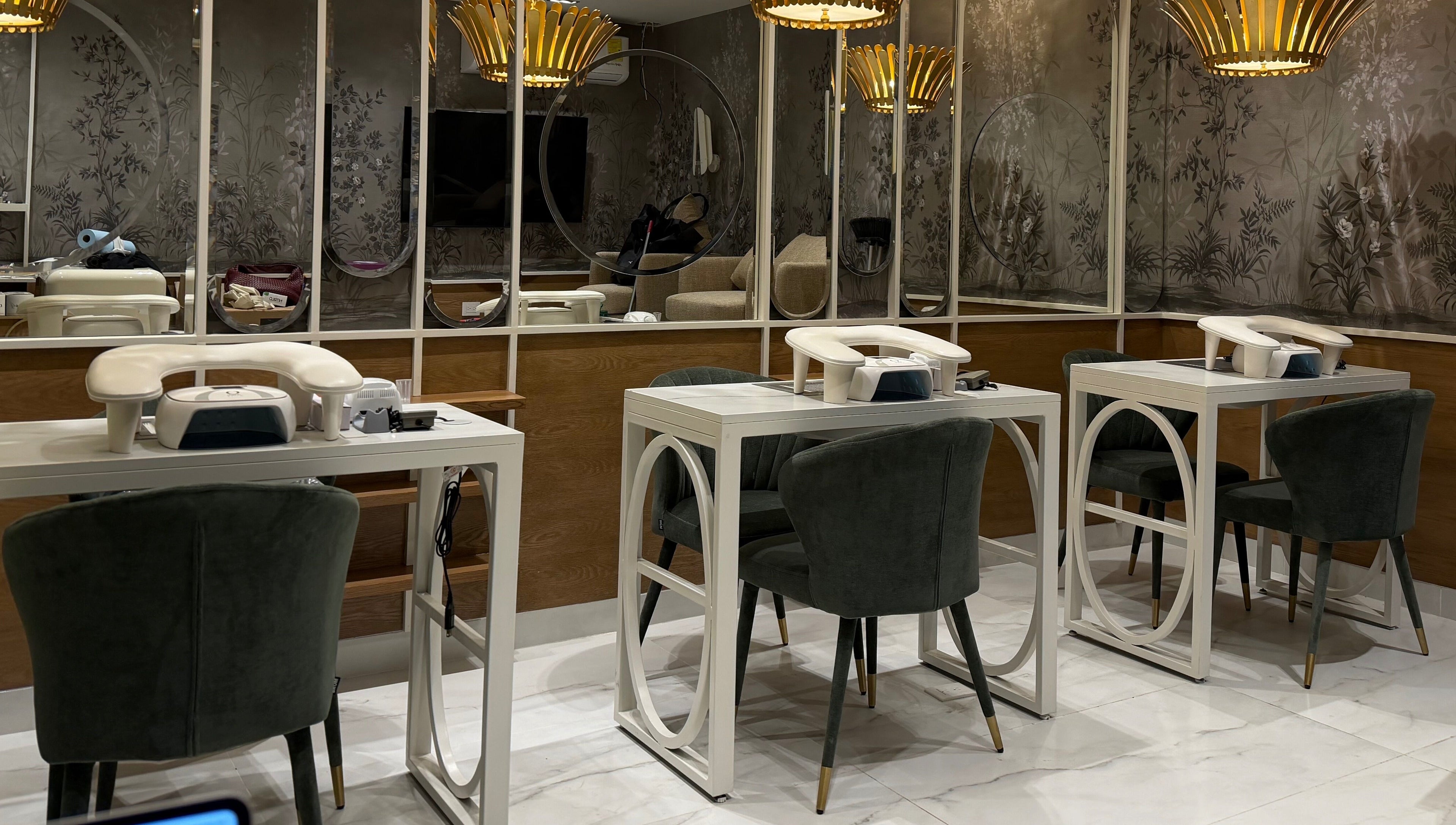 Vista del interior elegante de Harlow Nail Polish & Pampering Rituals, San Pedro Garza García, Nuevo León, MX.