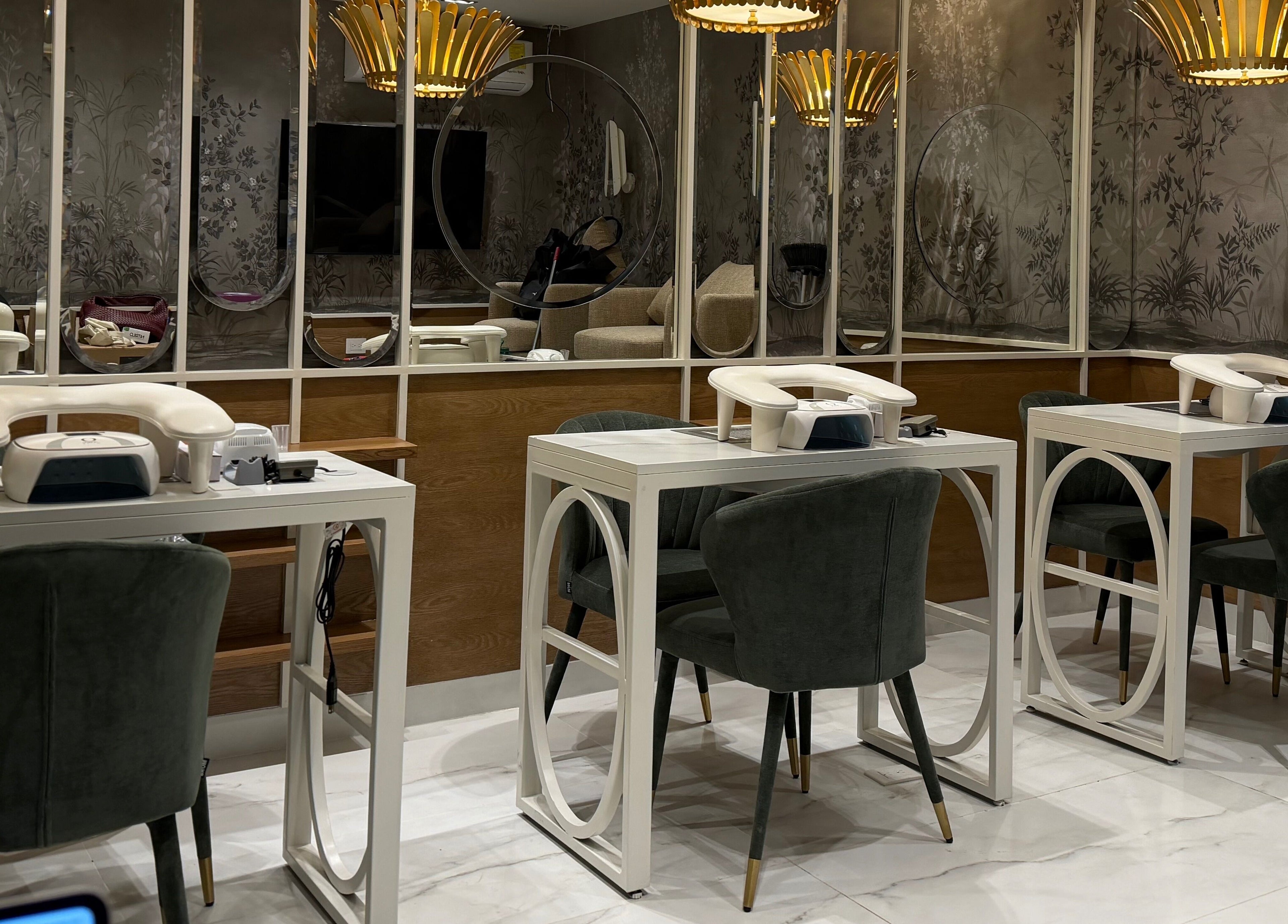 Vista del interior elegante de Harlow Nail Polish & Pampering Rituals, San Pedro Garza García, Nuevo León, MX.