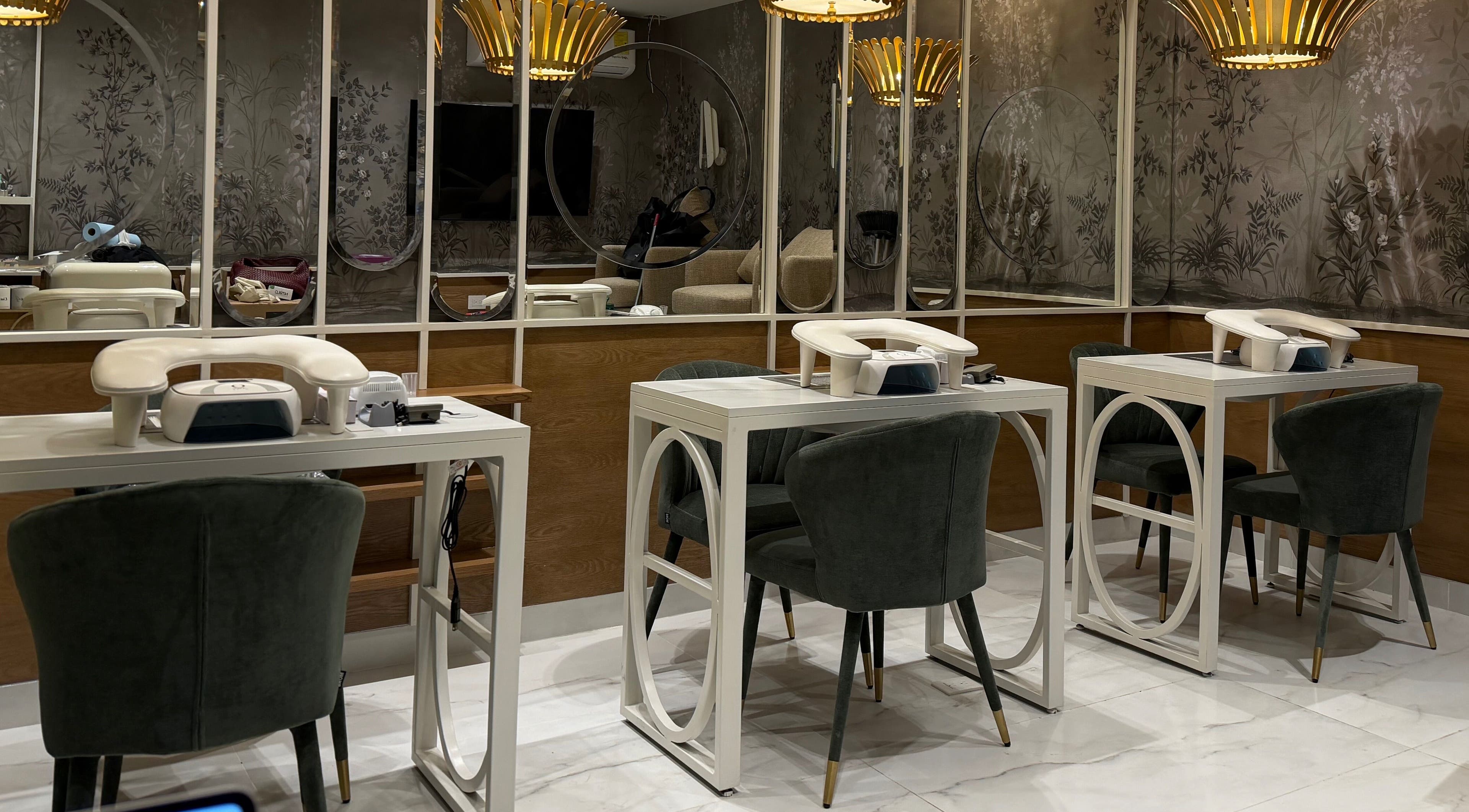 Vista del interior elegante de Harlow Nail Polish & Pampering Rituals, San Pedro Garza García, Nuevo León, MX.