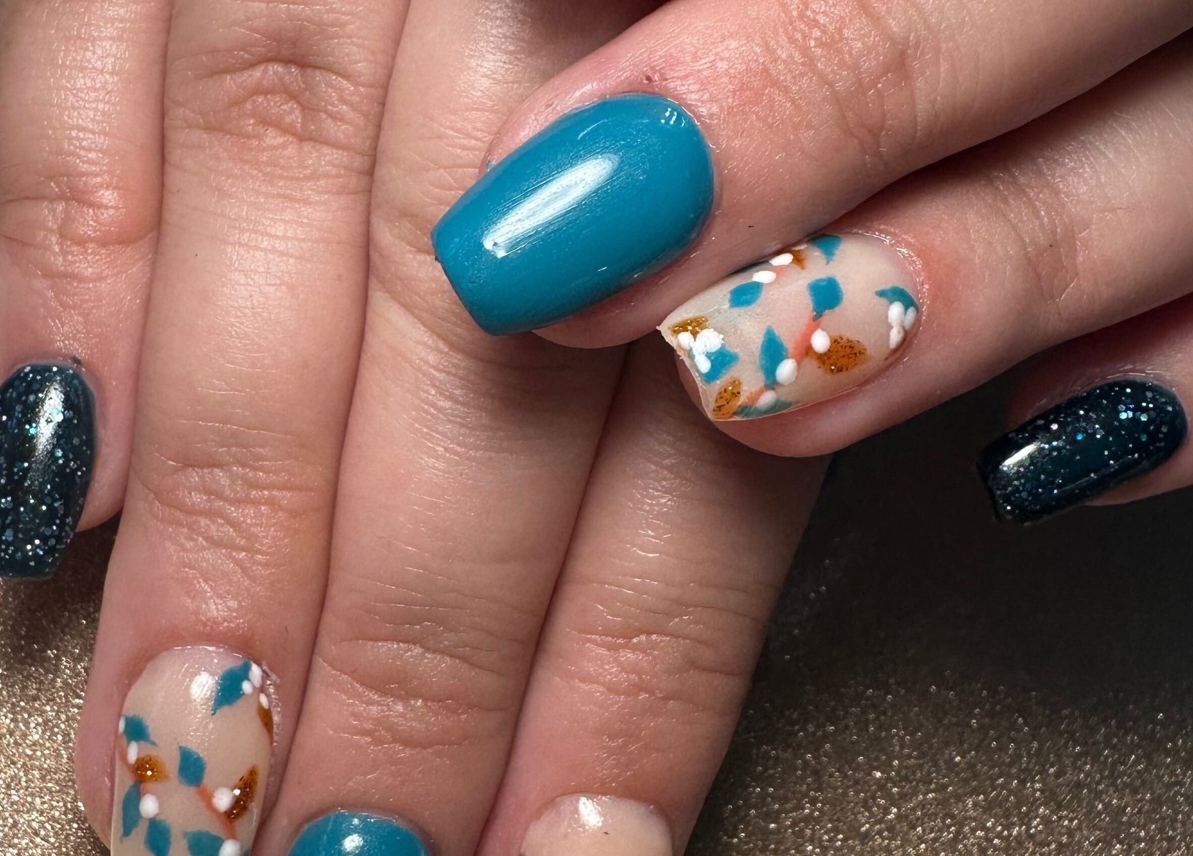 Nail art élégant à Viictoriia n’ails, Miramas, Provence-alpes-côte D'azur, FR. Design bleu et pailleté.