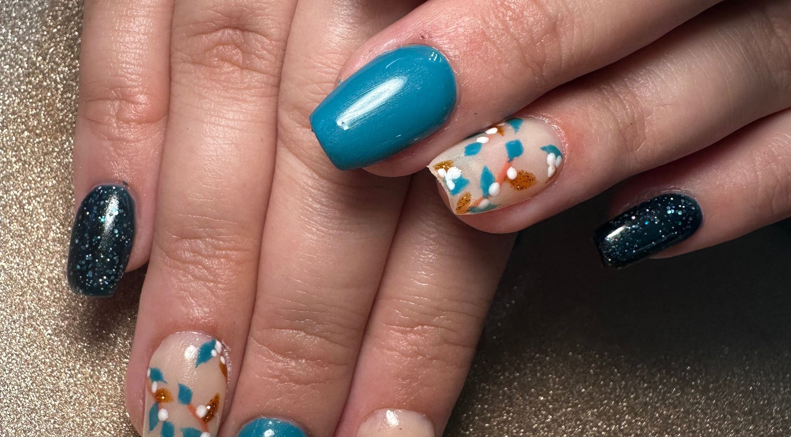 Nail art élégant à Viictoriia n’ails, Miramas, Provence-alpes-côte D'azur, FR. Design bleu et pailleté.