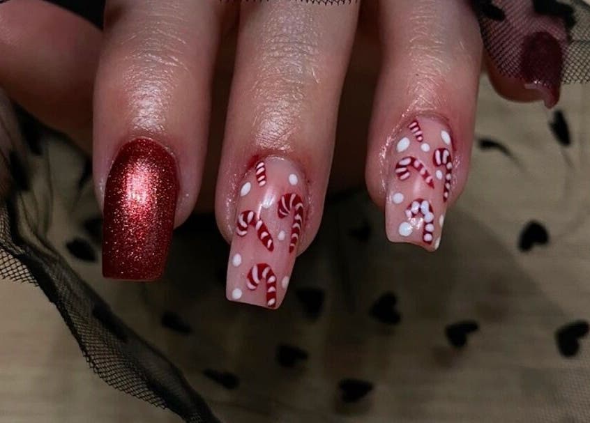 Manucure festive avec motifs de bonbons de Noël à Viictoriia n’ails, Miramas, Provence-alpes-côte D'azur, FR.