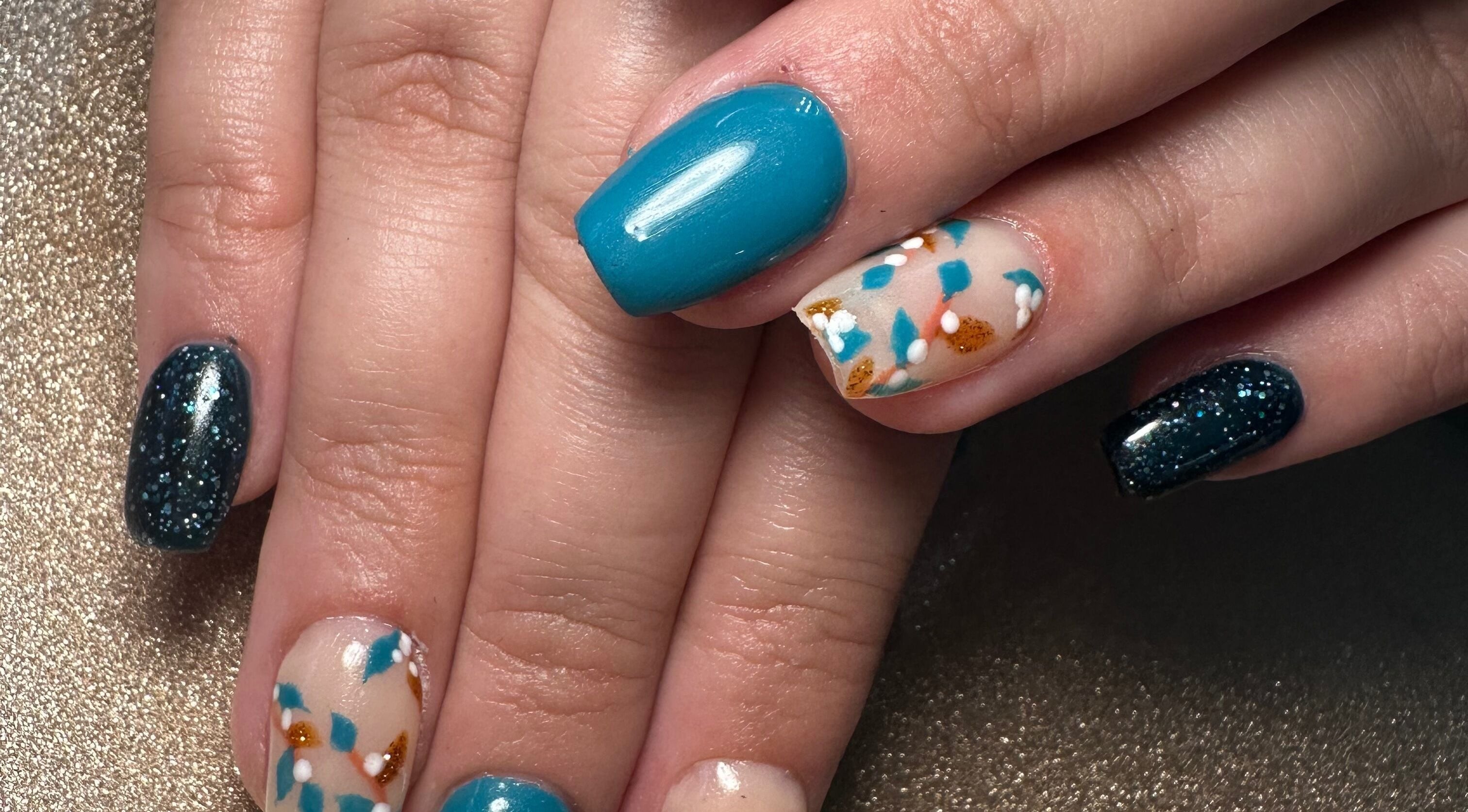 Manucure artistique à Viictoriia n’ails, Miramas, Provence-alpes-côte D'azur, FR avec motifs et vernis brillants.