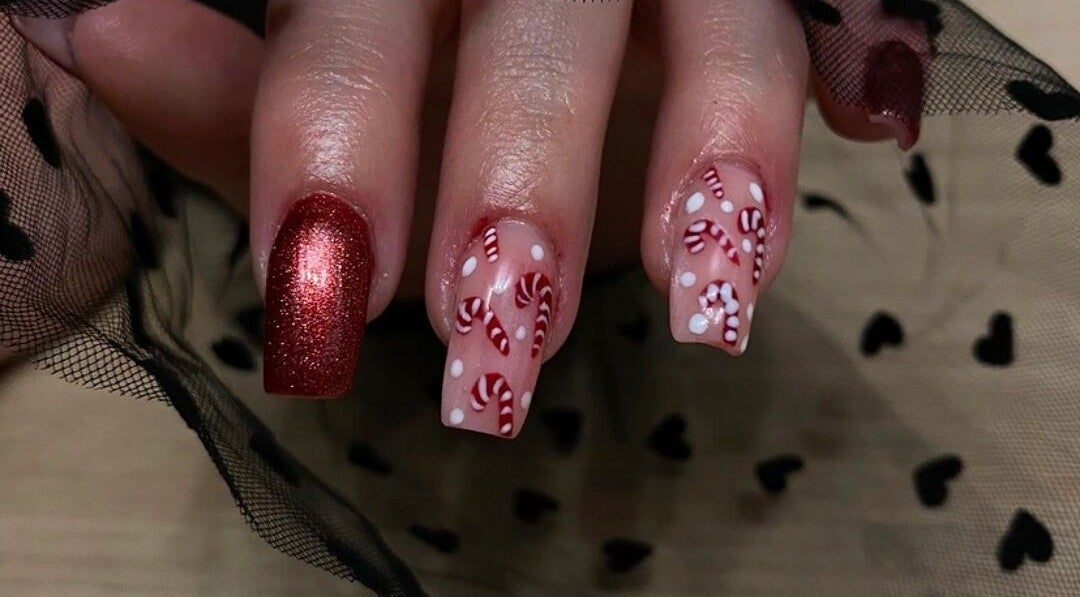 Nail art de Noël avec motifs de cannes à sucre à Viictoriia n’ails, Miramas, Provence-alpes-côte D'azur, FR.