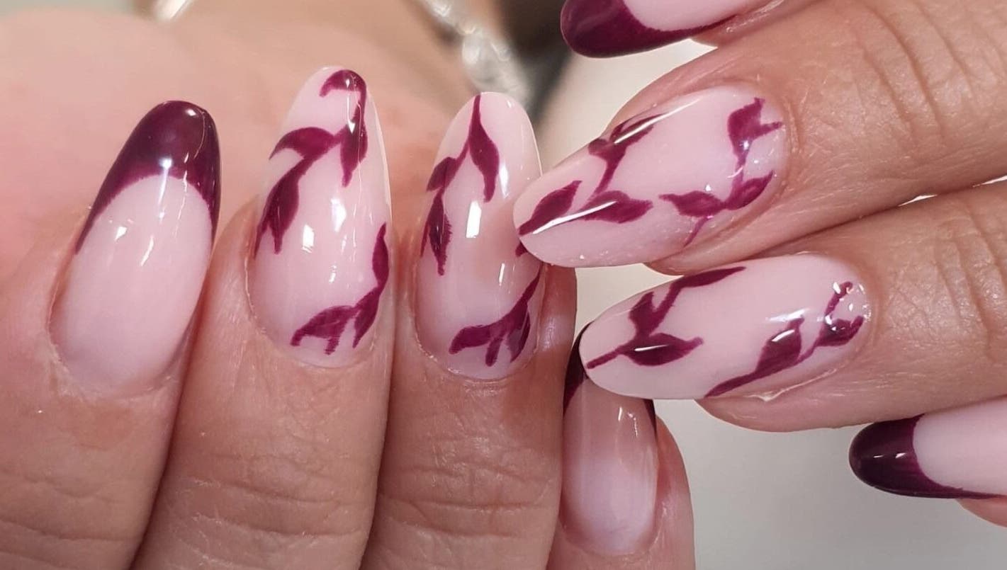 Изящный маникюр с бордовым узором в Manicura Cerca de Mí, València, Comunidad Valenciana, ES.