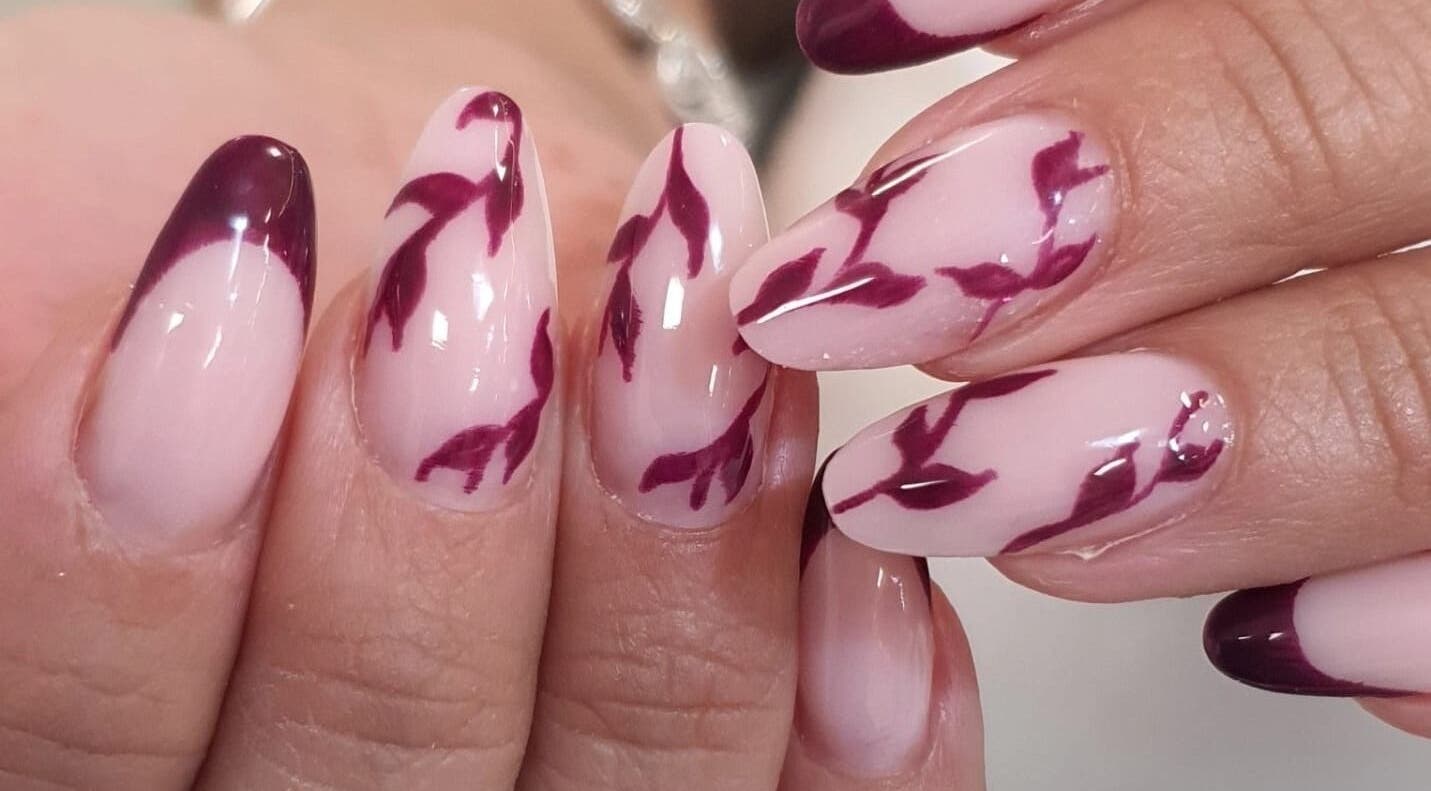 Изящный маникюр с бордовым узором в Manicura Cerca de Mí, València, Comunidad Valenciana, ES.