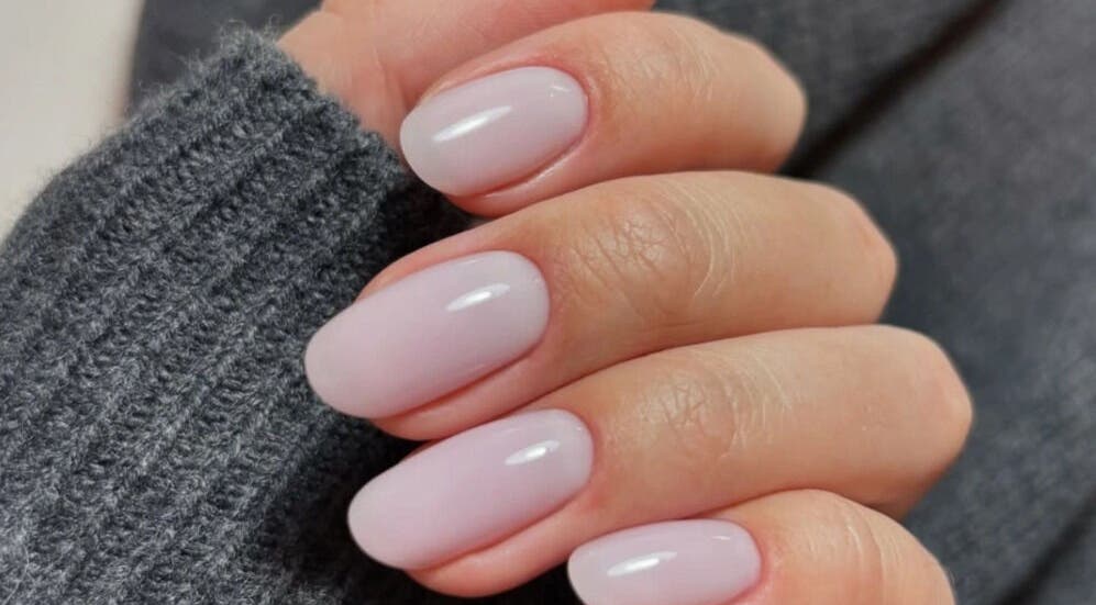 Изящный маникюр в пастельных тонах от Manicura Cerca de Mí, Валència, Comunidad Valenciana, ES.