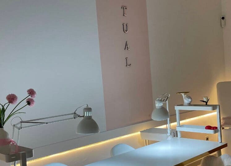 Современный интерьер салона Manicura Cerca de Mí в Валенсии, Comunidad Valenciana, ES.