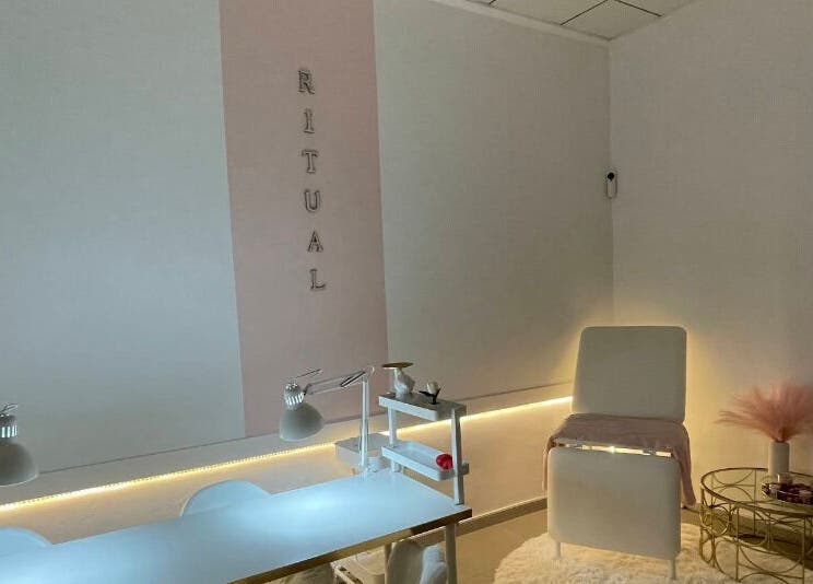 Салон Manicura Cerca de Mí в València с уютным интерьером для процедур, создающим расслабляющую атмосферу.