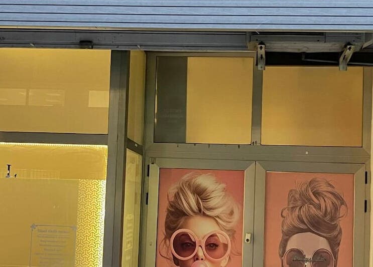 Фасад Manicura Cerca de Mí в Валенсия, Comunidad Valenciana, ES, с креативной рекламой.