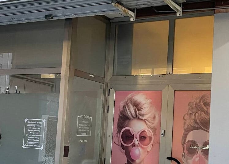 Вход в Manicura Cerca de Mí, València, Comunidad Valenciana, ES с ярким декором.