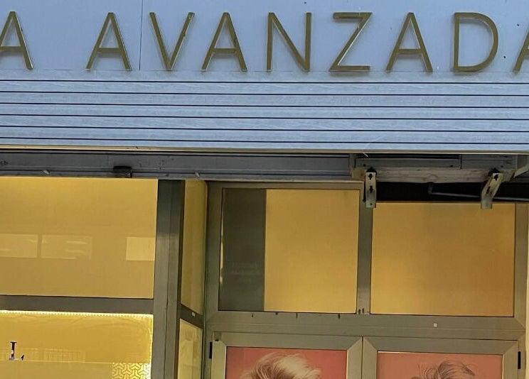 Фасад салона красоты 'Manicura Cerca de Mí' на улице в Валенсии, Comunidad Valenciana, ES.