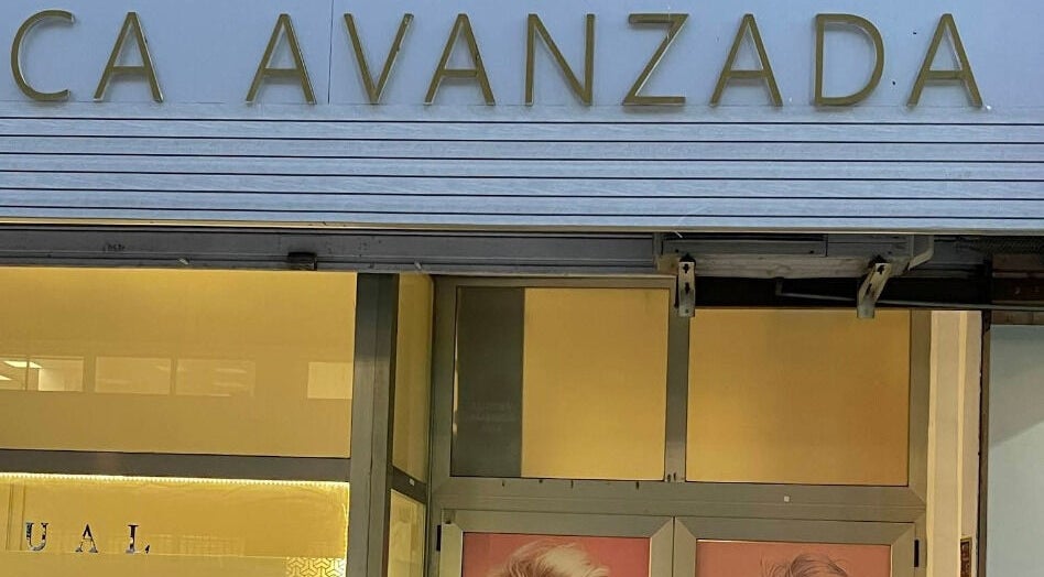 Фасад салона красоты 'Manicura Cerca de Mí' на улице в Валенсии, Comunidad Valenciana, ES.