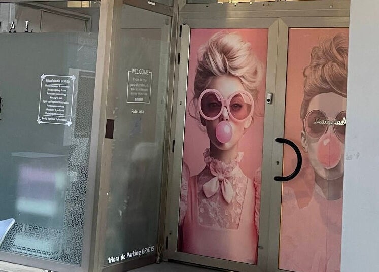 Вход в салон Manicura Cerca de Mí в Валенсии, стильные двери с розовым декором.