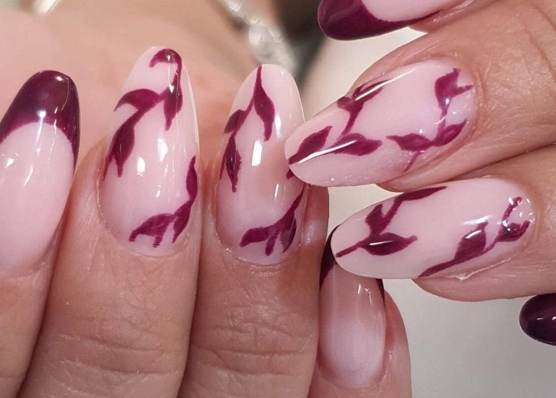 Элегантный маникюр с винными акцентами в Manicura Cerca de Mí, Валенсия, Испания.