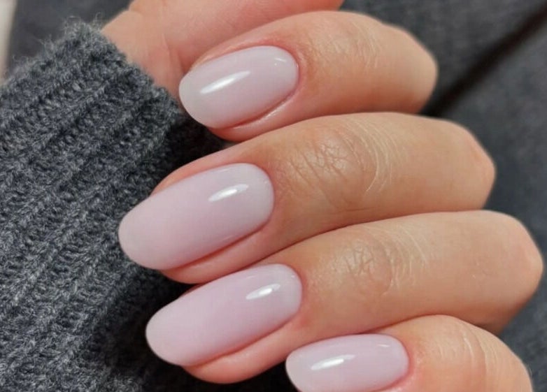 Элегантный светло-розовый маникюр от Manicura Cerca de Mí в Валeнсии, Comunidad Valenciana, ES.