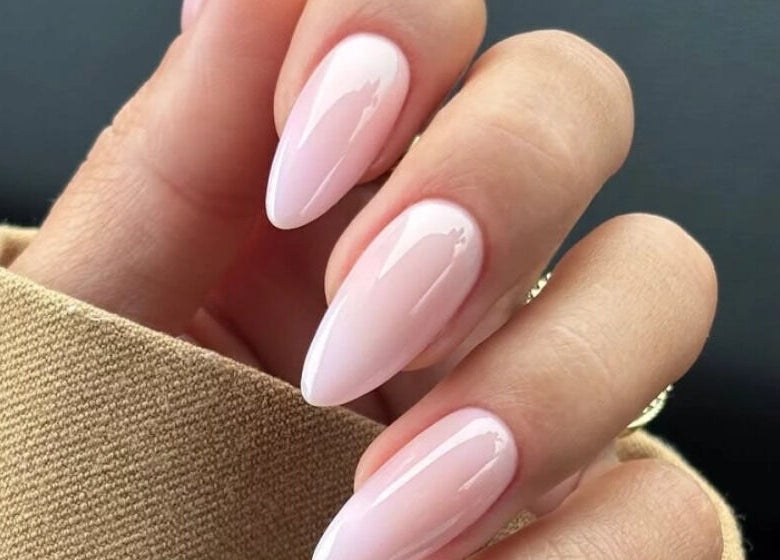 Элегантный маникюр в светлых тонах в Manicura Cerca de Mí, València, Comunidad Valenciana, ES.