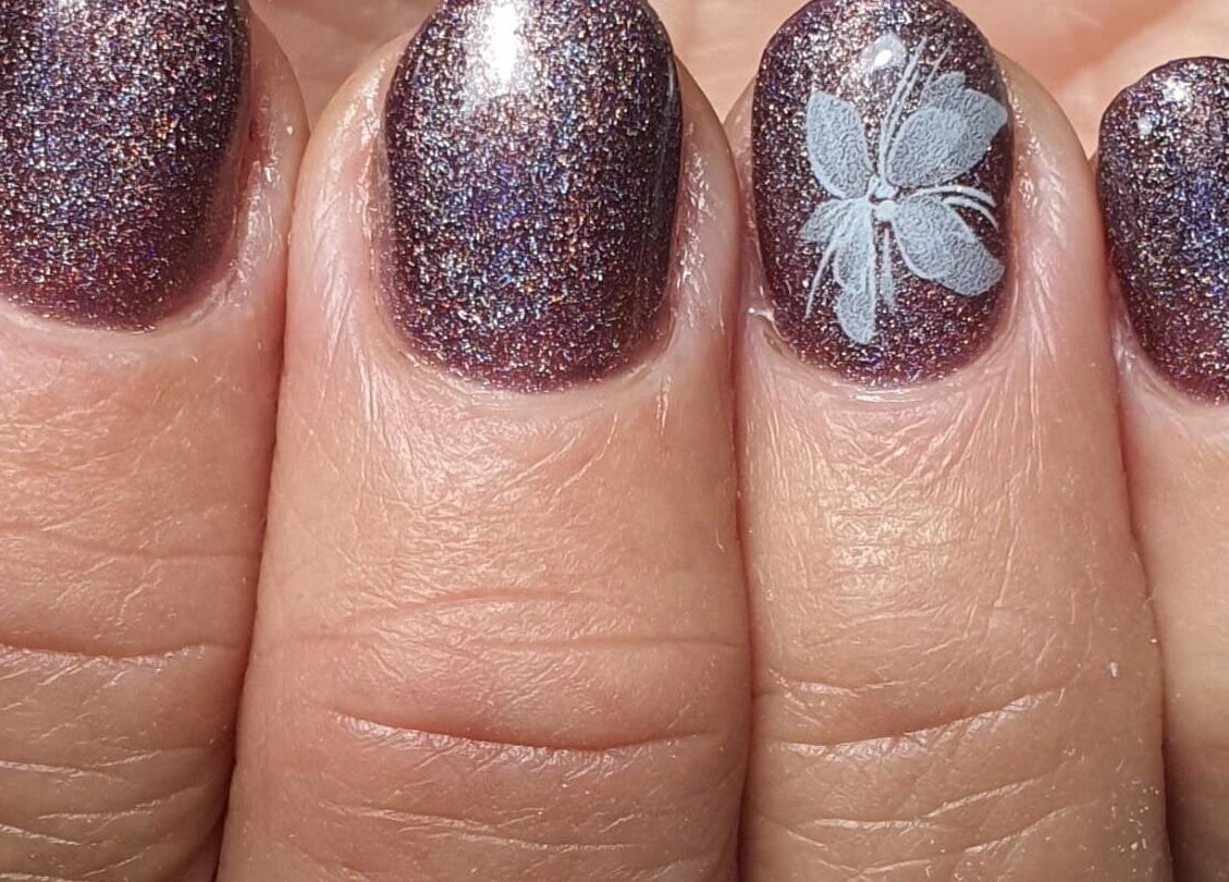 Маникюр с блестками и рисунком бабочки в Manicura Cerca de Mí, València, Comunidad Valenciana, ES.