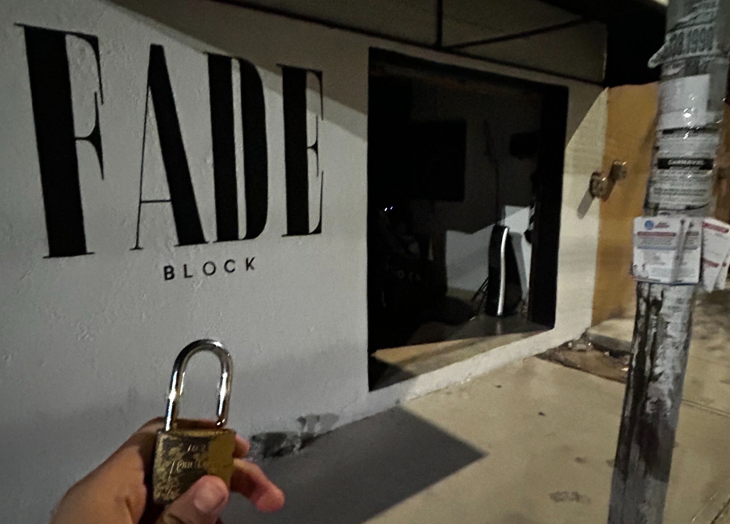 Entrada del local FADE BLOCK, Los Olvera, Querétaro, MX, con candado en primer plano.