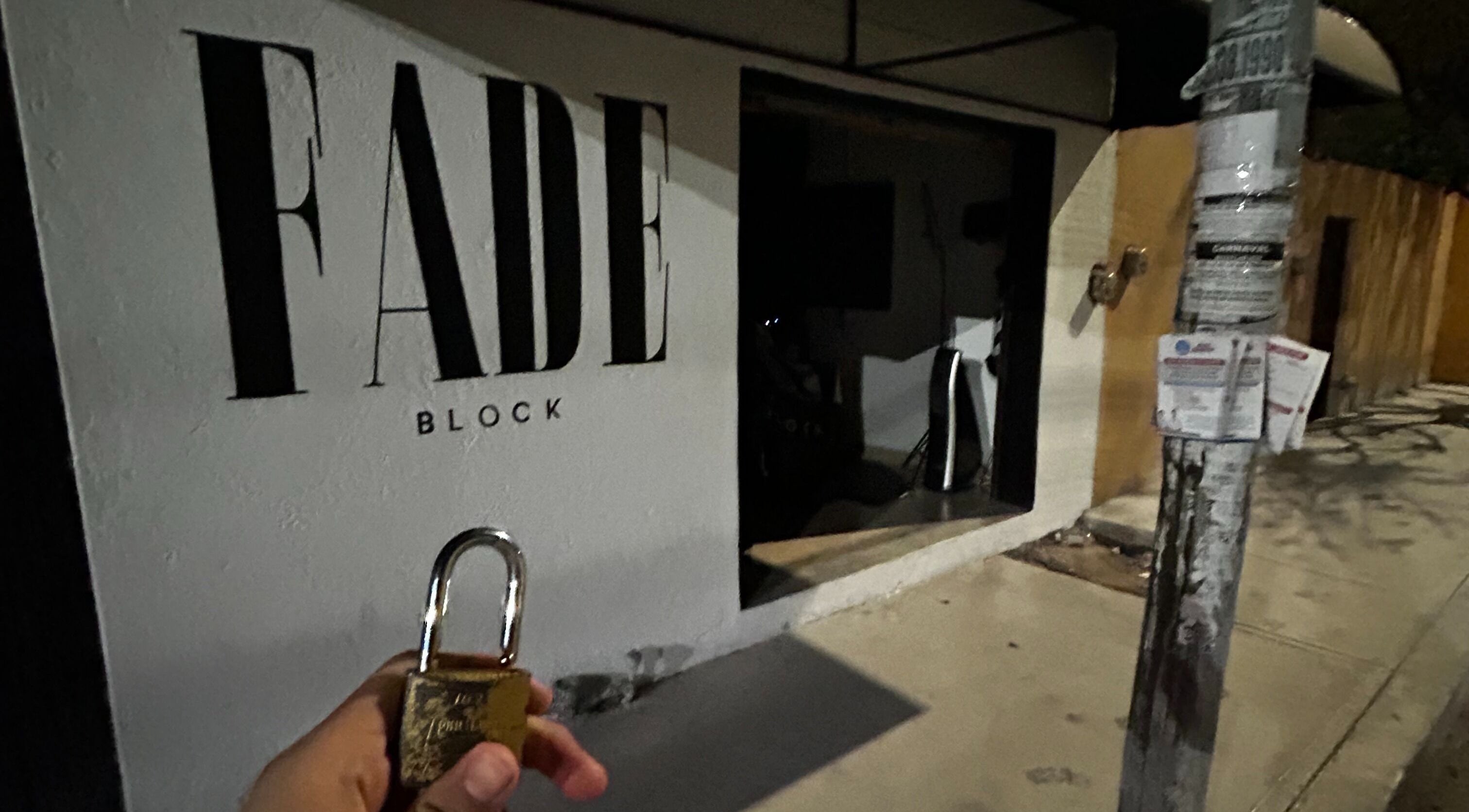 Entrada del local FADE BLOCK, Los Olvera, Querétaro, MX, con candado en primer plano.