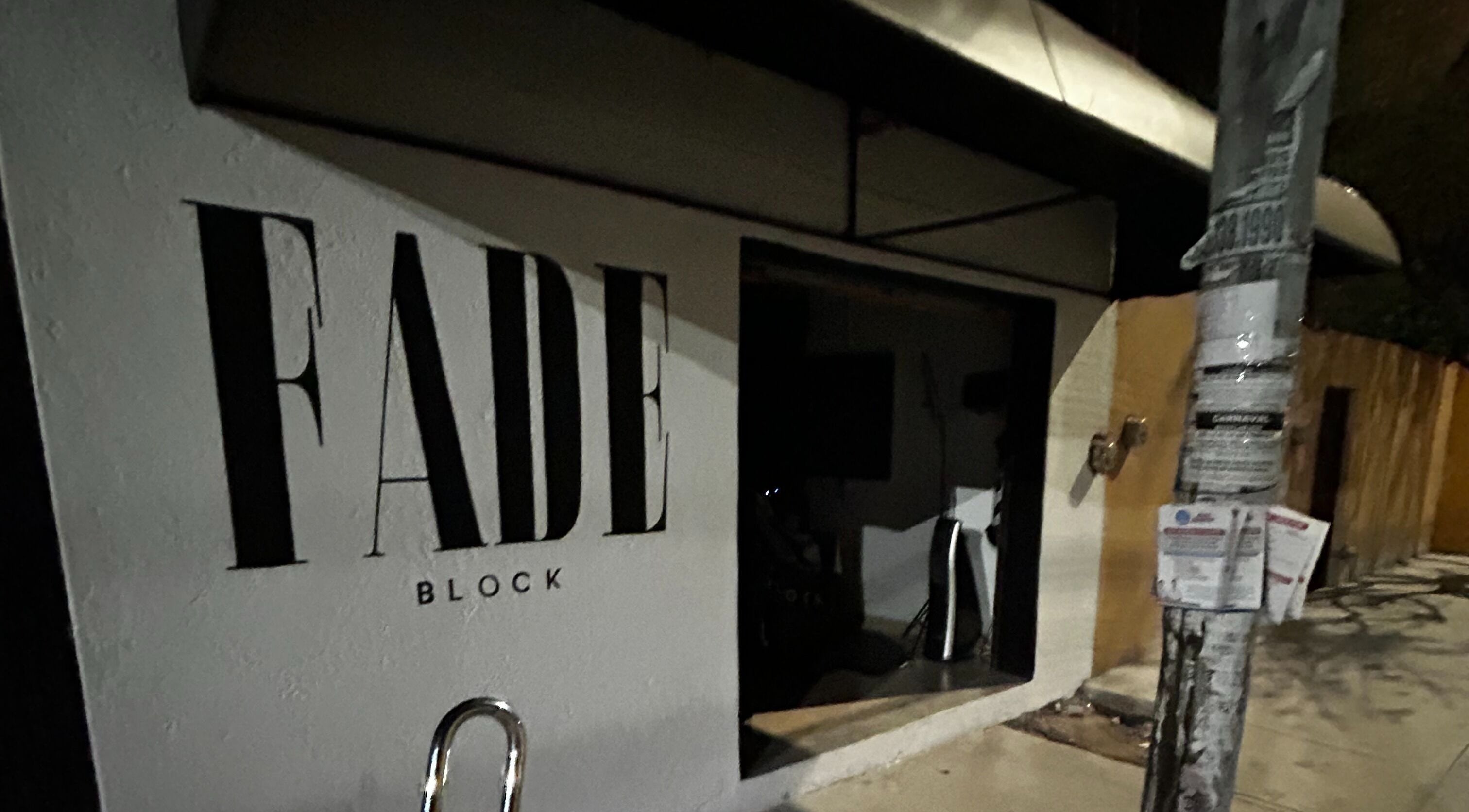 Entrada iluminada de FADE BLOCK en Los Olvera, Querétaro, MX, mostrando su fachada principal.