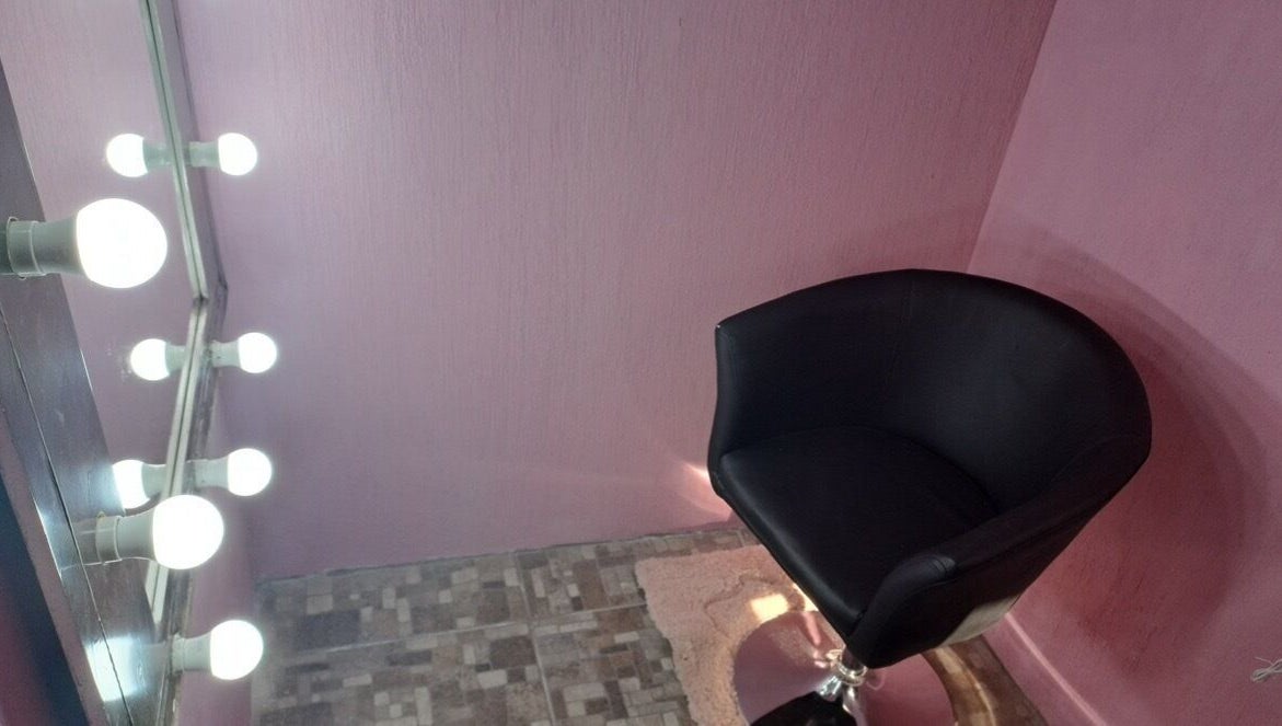 Espacio de belleza con espejo iluminado y silla en Mablamua, Chimaltenango, Chimaltenango, GT.
