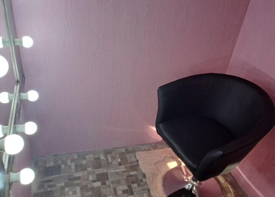 Espacio de belleza con espejo iluminado y silla en Mablamua, Chimaltenango, Chimaltenango, GT.