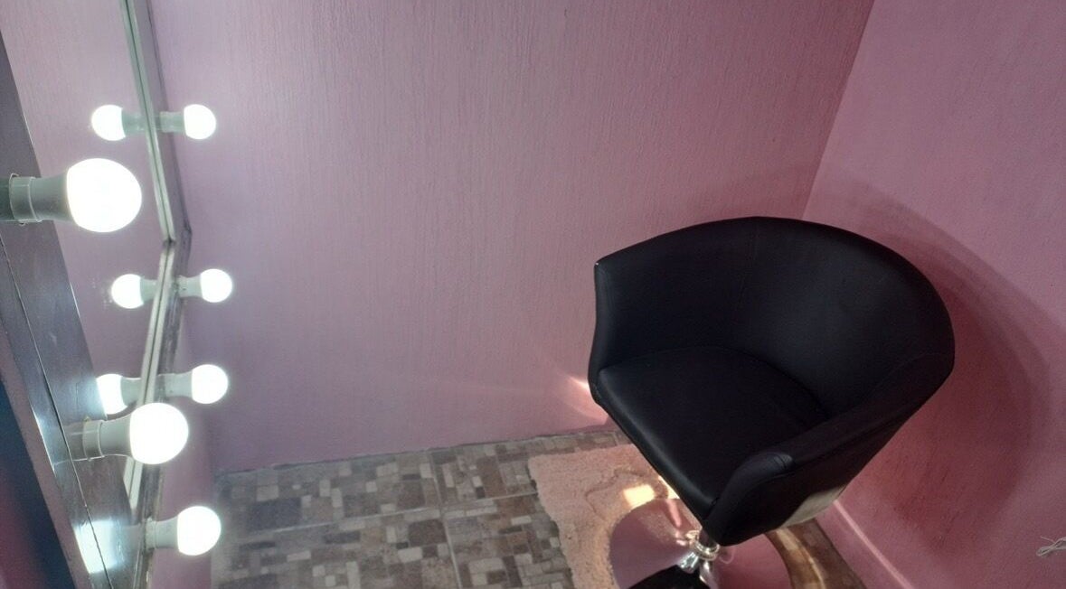 Espacio de belleza con espejo iluminado y silla en Mablamua, Chimaltenango, Chimaltenango, GT.