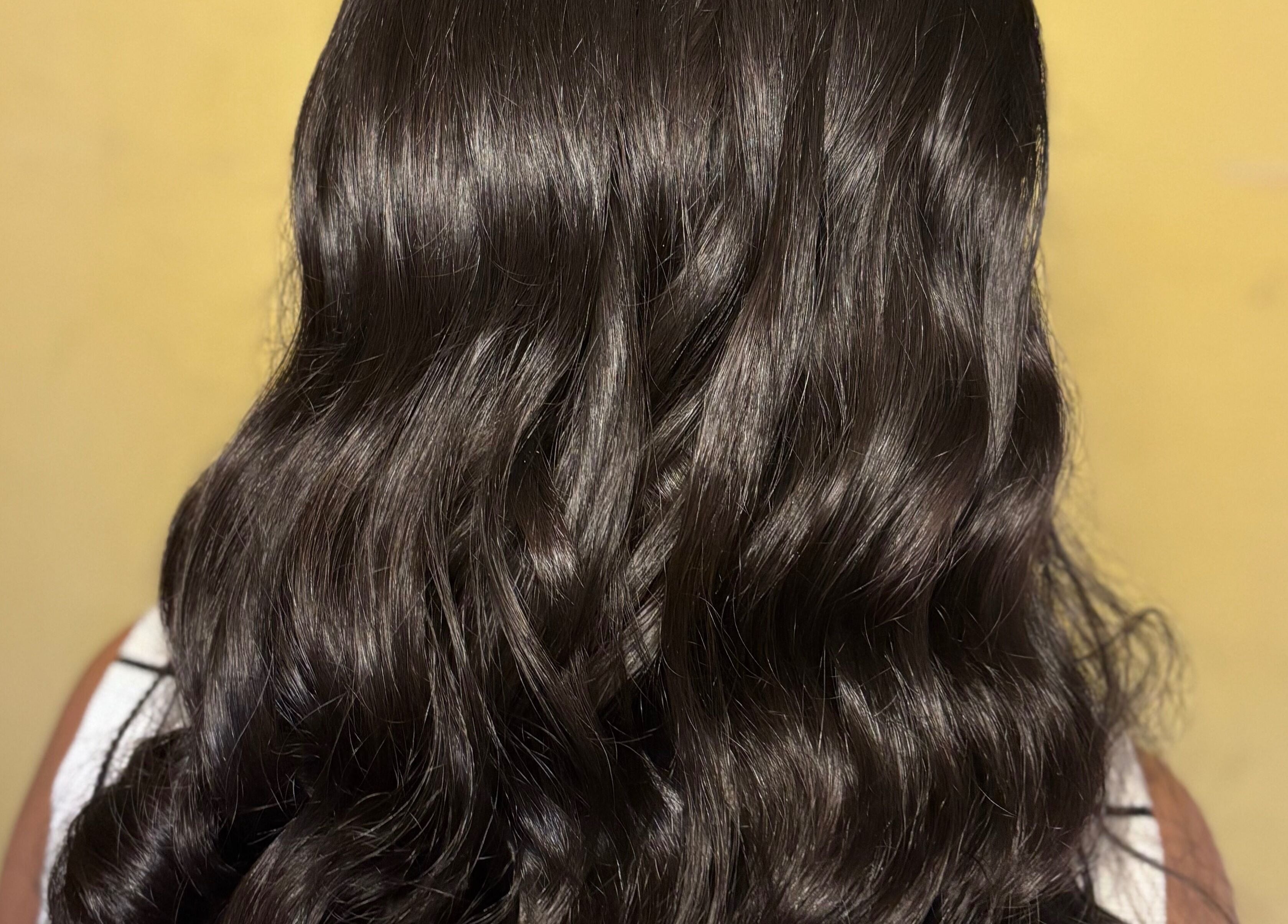 Cabello ondulado y brillante en Mablamua, Chimaltenango, Chimaltenango, GT, para un look sofisticado.