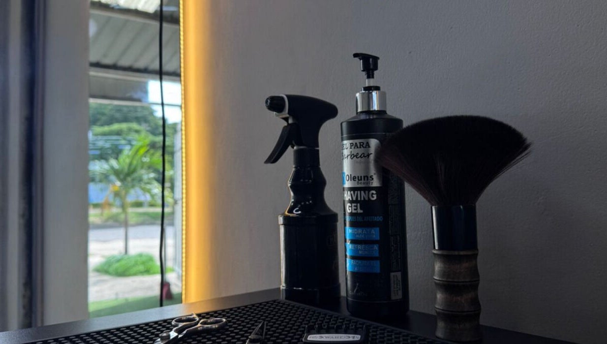 Grooming tools at Leonardo Goméz, Santa Cruz De La Sierra, Departamento De Santa Cruz, BO.