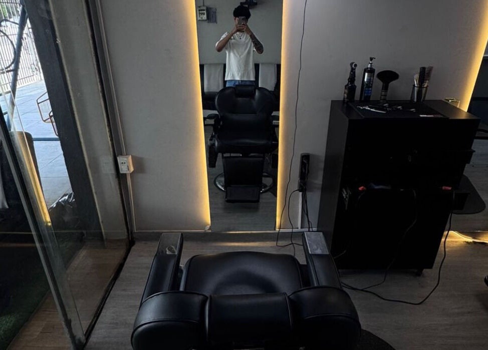 Modern salon chair and mirror setup at Leonardo Goméz, Santa Cruz De La Sierra, Departamento De Santa Cruz, BO.