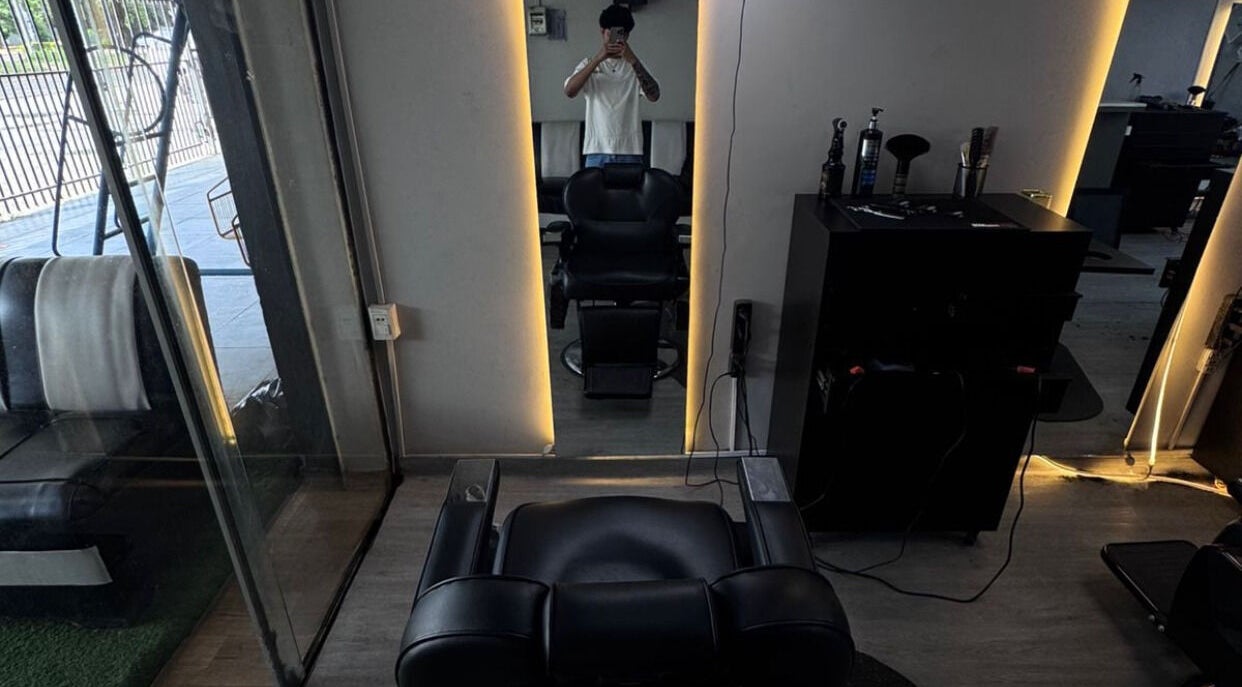 Modern salon chair and mirror setup at Leonardo Goméz, Santa Cruz De La Sierra, Departamento De Santa Cruz, BO.