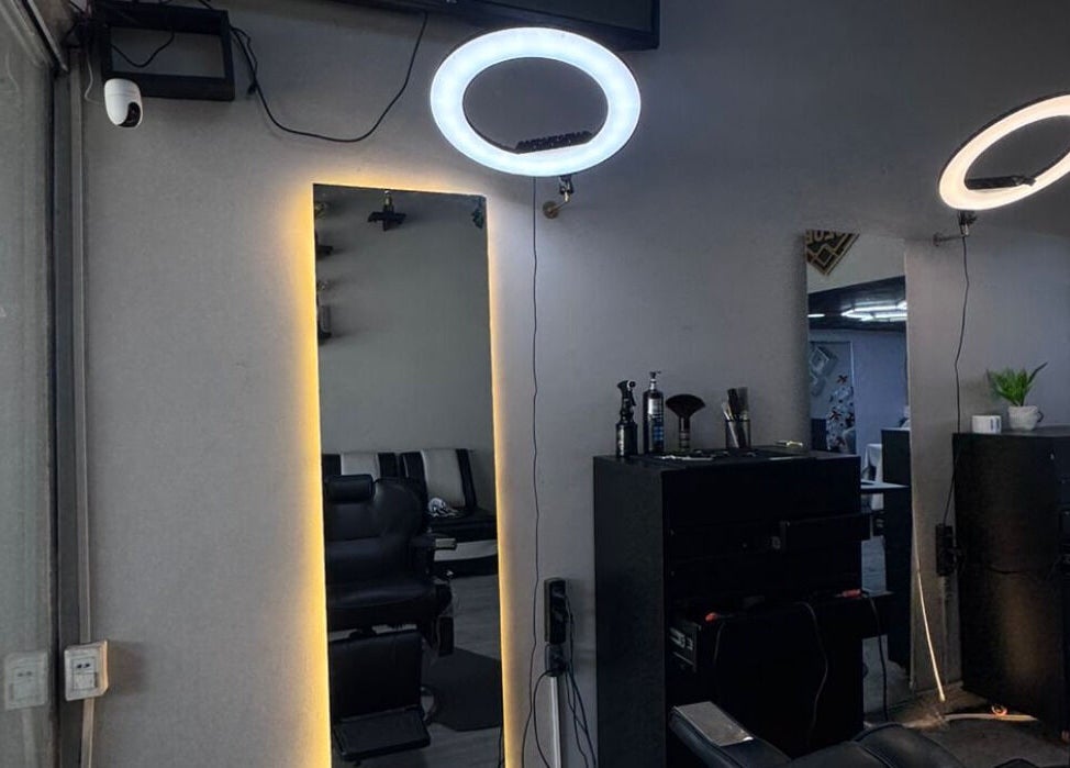 Stylish beauty salon interior of Leonardo Goméz in Santa Cruz De La Sierra, sophisticated mirror and lighting.