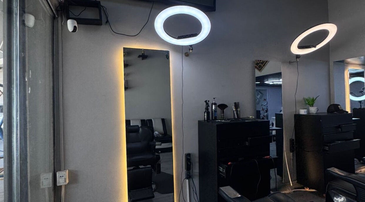 Stylish beauty salon interior of Leonardo Goméz in Santa Cruz De La Sierra, sophisticated mirror and lighting.