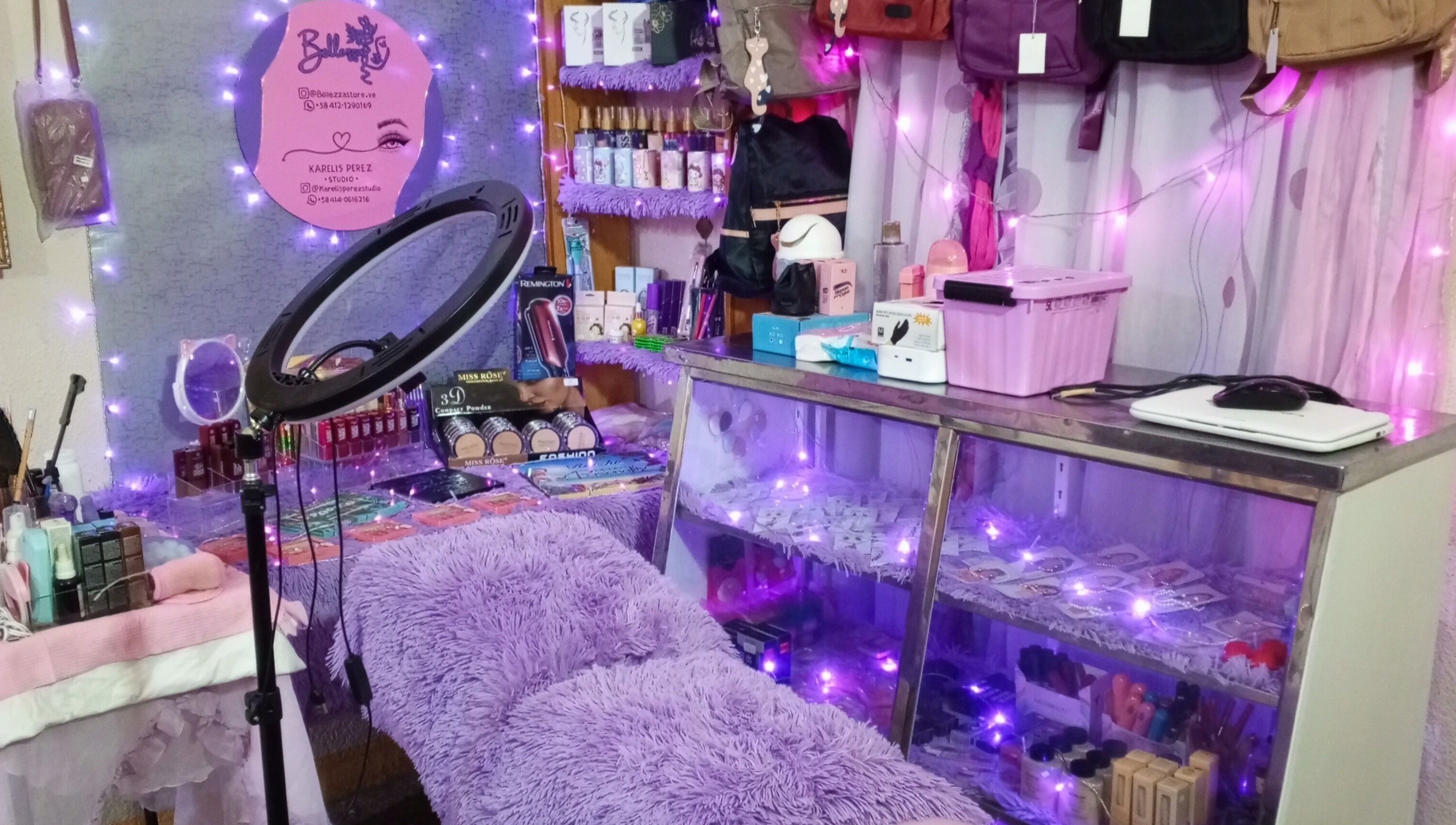 Interior acogedor de Karelis Pérez Studio con productos de belleza, Maracaibo, Zulia, VE.