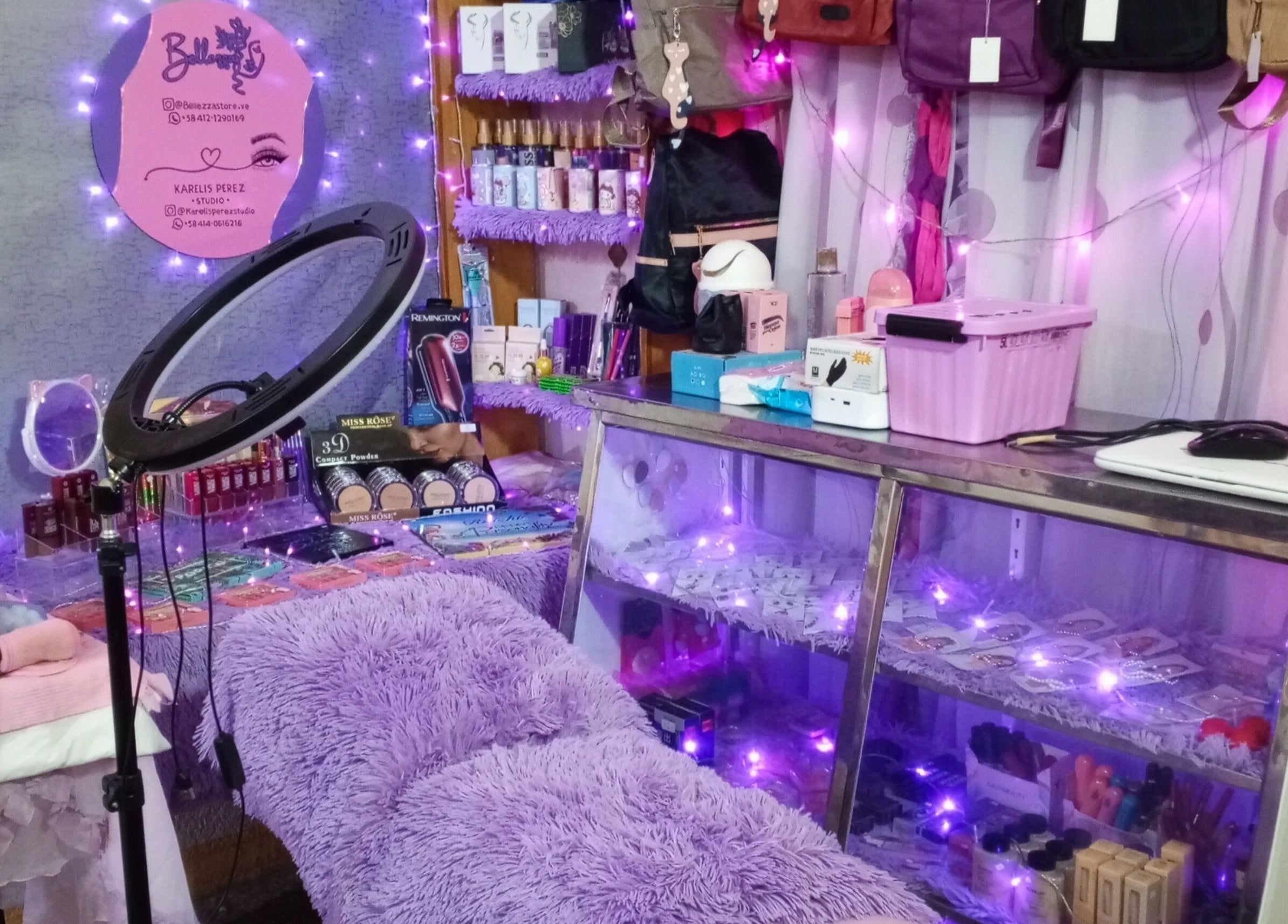 Interior acogedor de Karelis Pérez Studio con productos de belleza, Maracaibo, Zulia, VE.