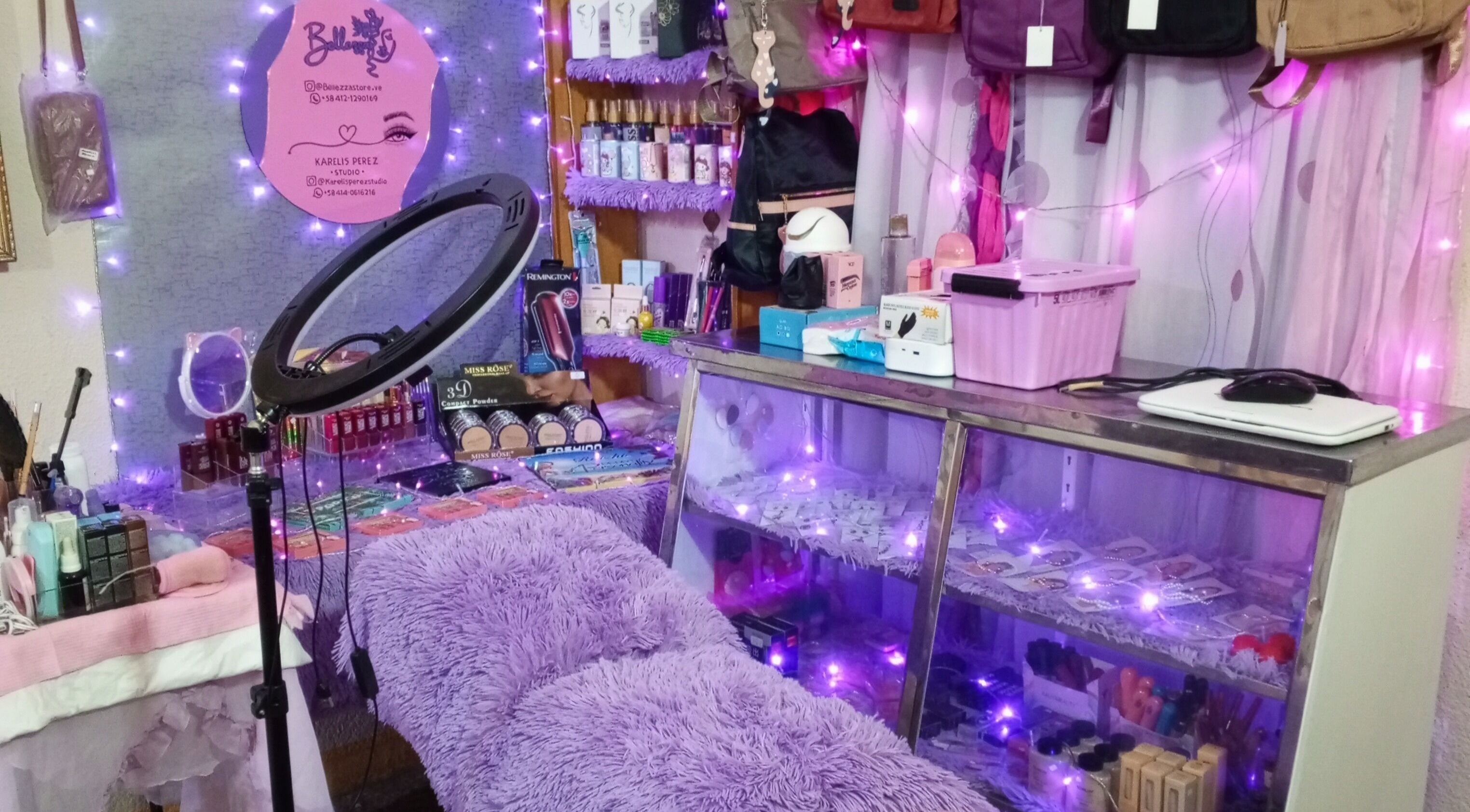 Interior acogedor de Karelis Pérez Studio con productos de belleza, Maracaibo, Zulia, VE.