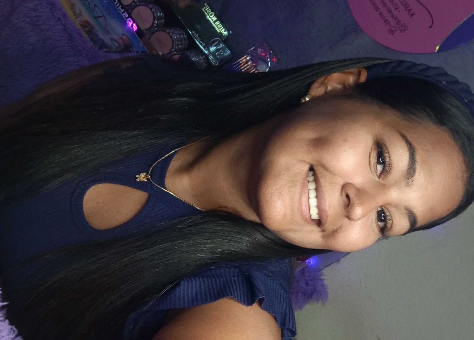 Cliente satisfecha en Karelis Pérez Studio, Maracaibo, Zulia, VE, disfrutando de su experiencia de belleza.