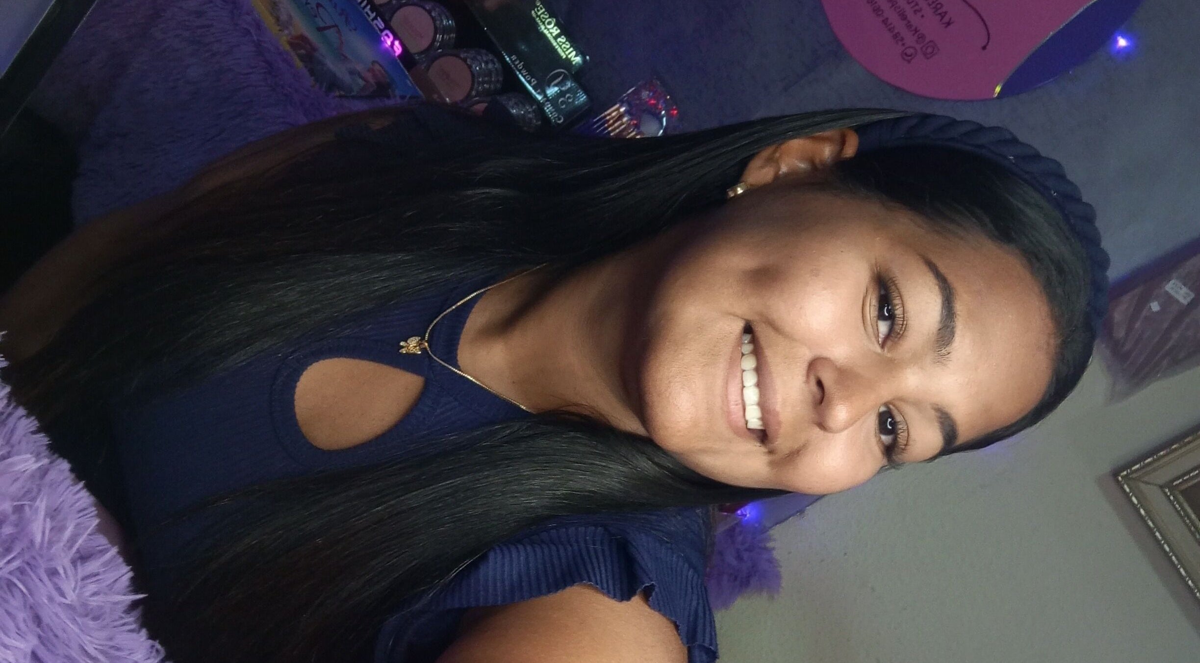 Cliente satisfecha en Karelis Pérez Studio, Maracaibo, Zulia, VE, disfrutando de su experiencia de belleza.