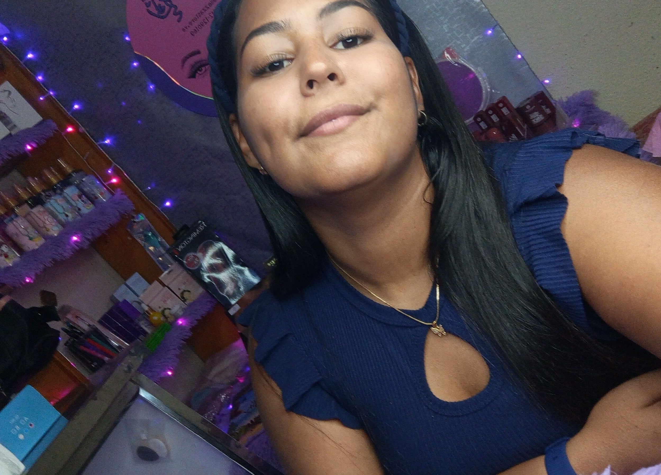 Interior de Karelis Pérez Studio en Maracaibo, Zulia, VE, mostrando productos y decoración acogedora.