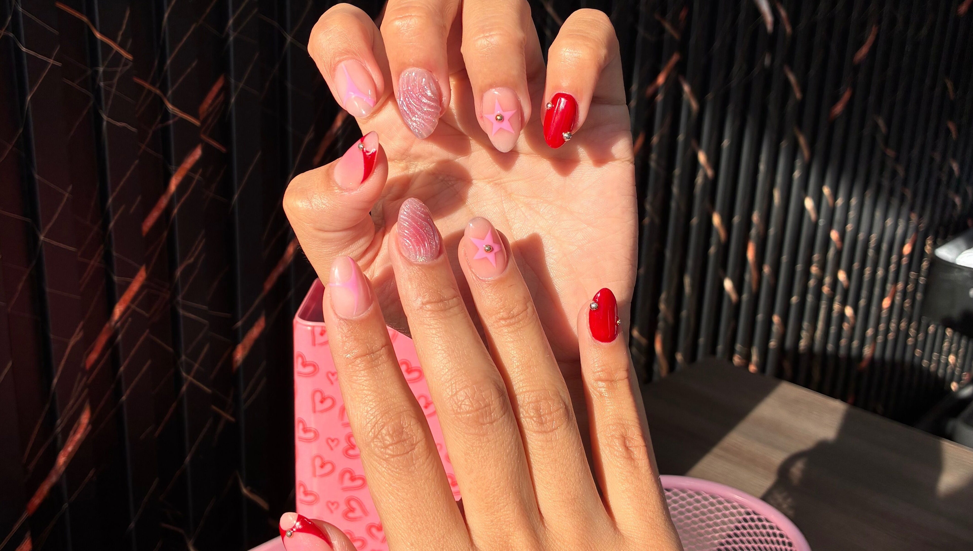 Stylish nail art with pink and red designs at MIR Nails, Pachuca De Soto, Hidalgo, MX.