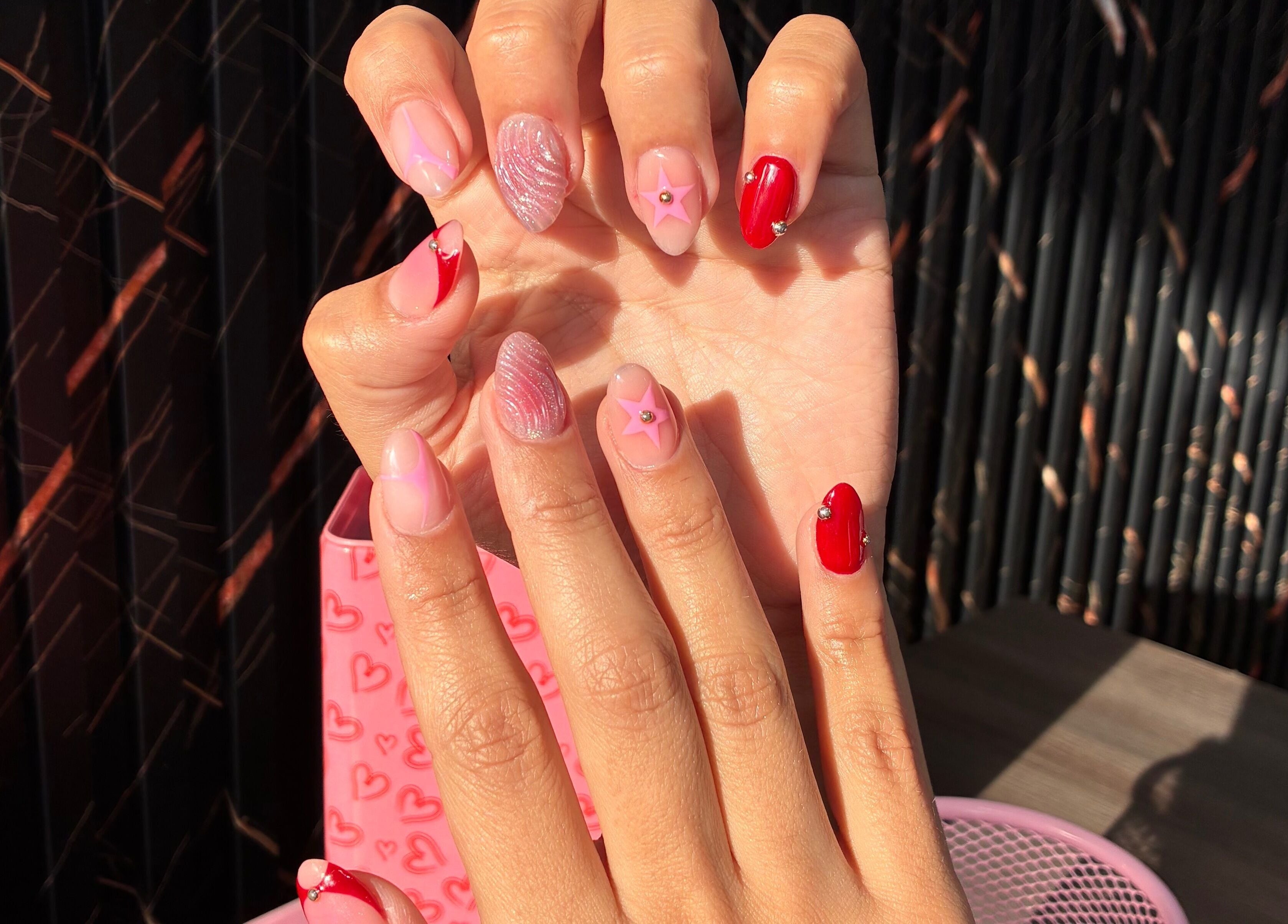 Stylish nail art with pink and red designs at MIR Nails, Pachuca De Soto, Hidalgo, MX.