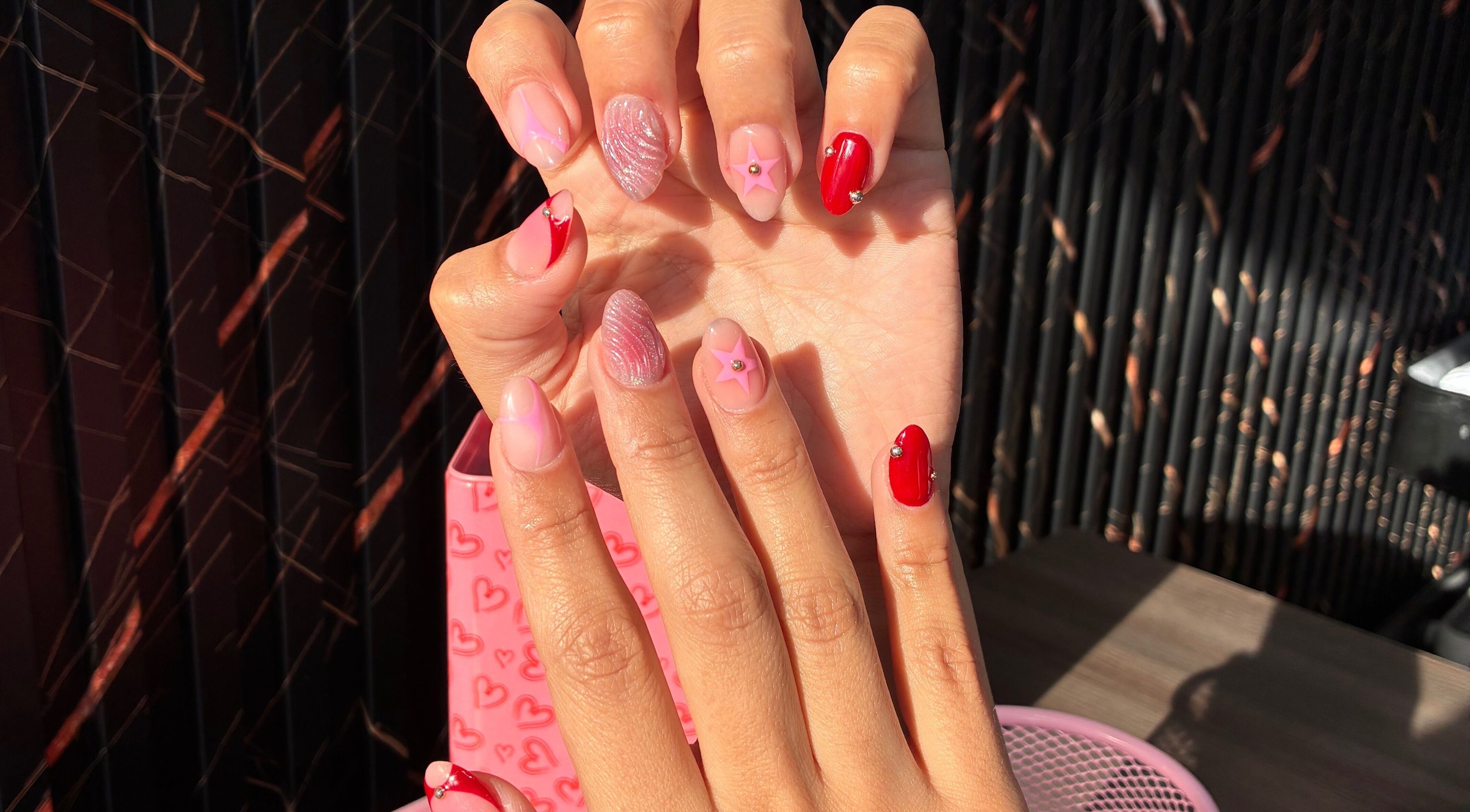 Stylish nail art with pink and red designs at MIR Nails, Pachuca De Soto, Hidalgo, MX.