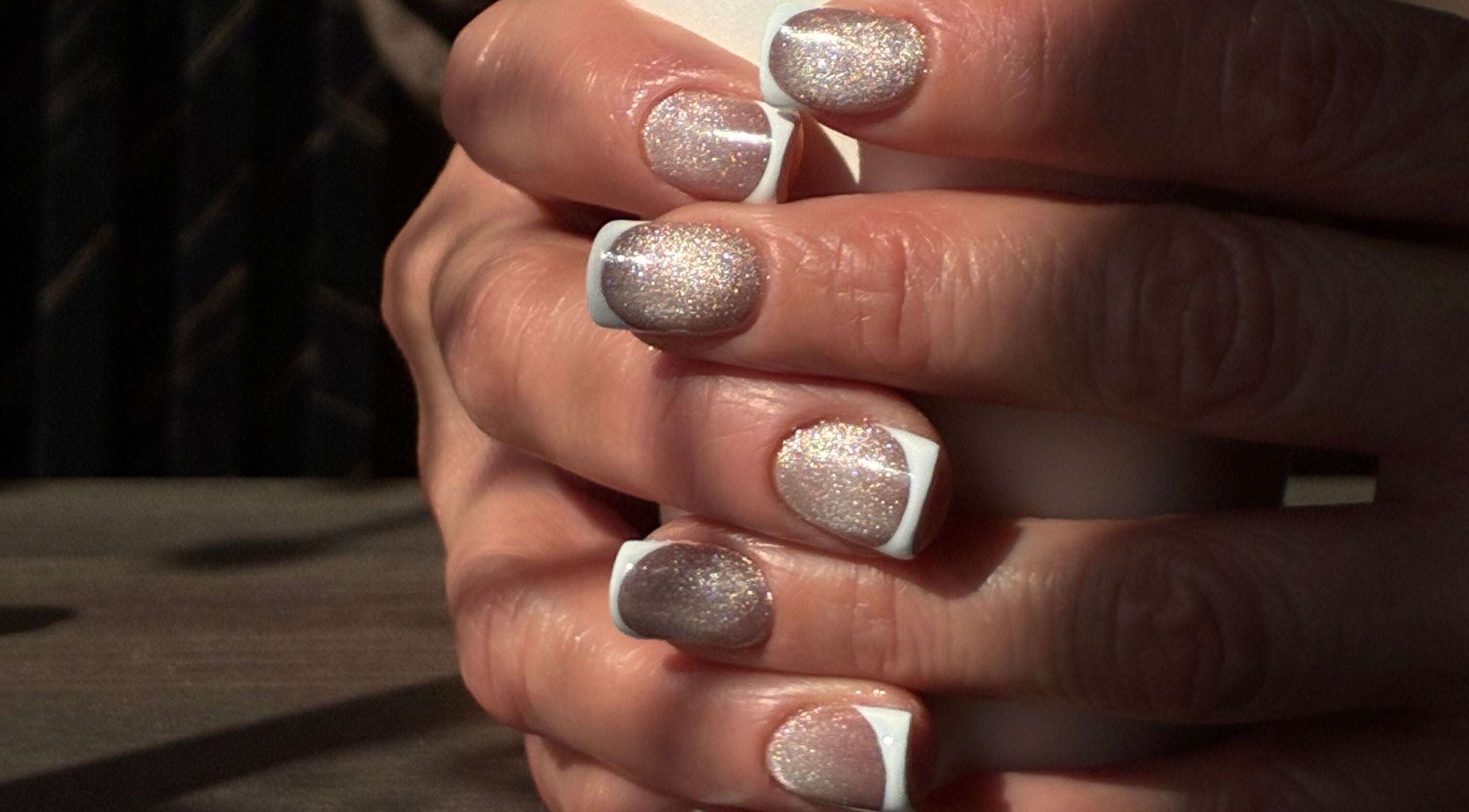 Elegant silver glitter nails at MIR Nails, Pachuca De Soto, Hidalgo, MX. Perfect style and shine.